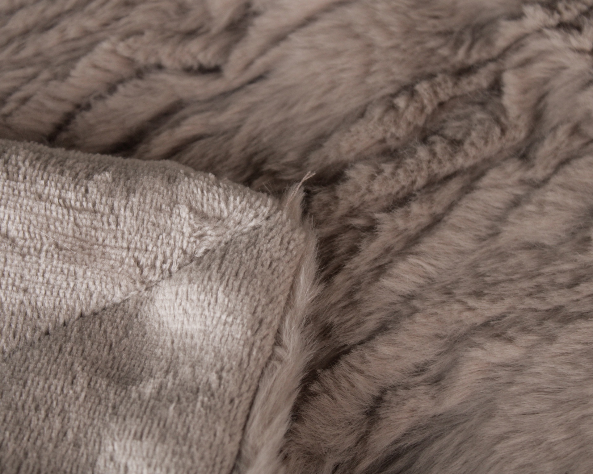 Cobertor felpudo cinza com duas texturas diferentes
