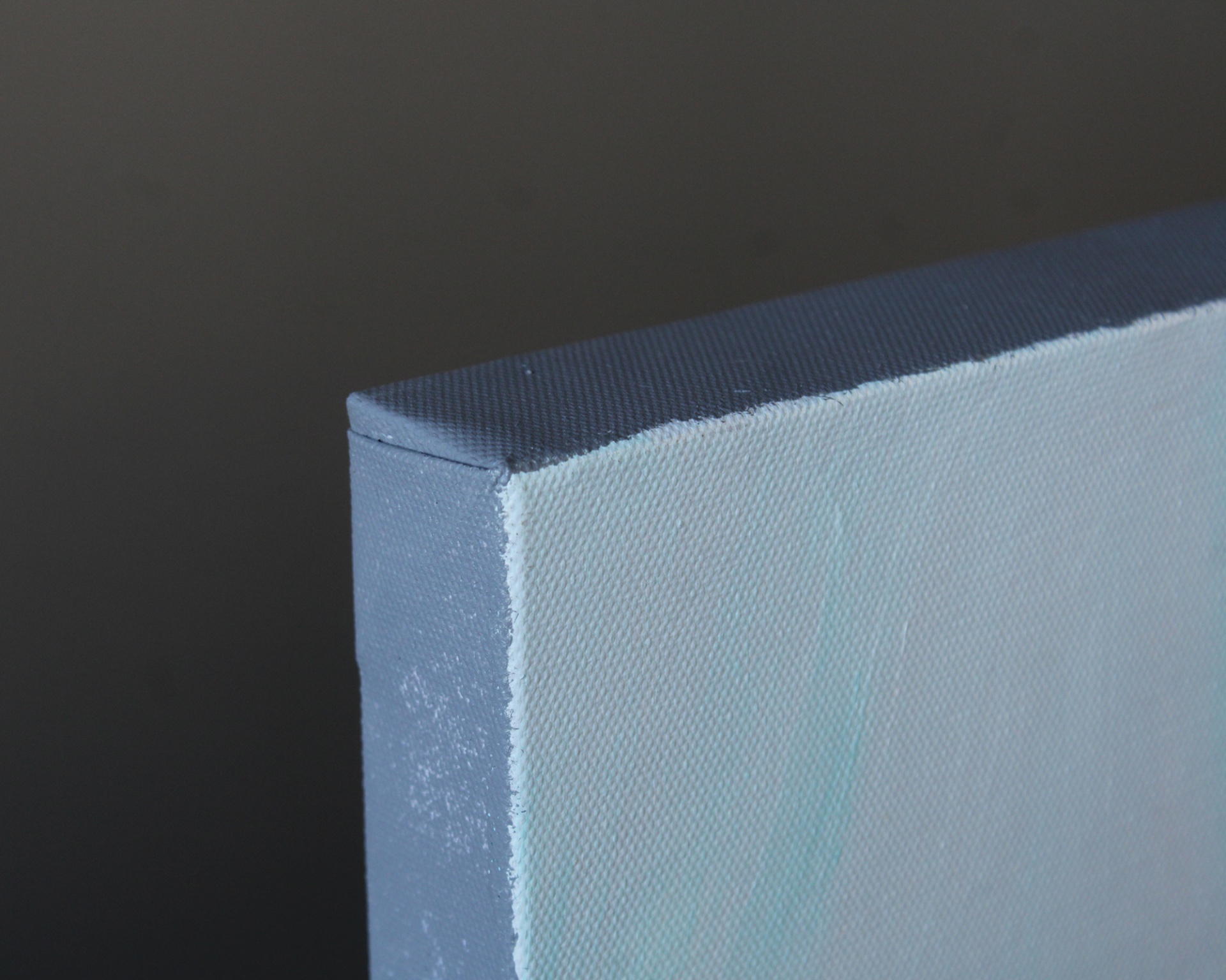 Tela pintada numa moldura com textura de tecido branca e azul clara