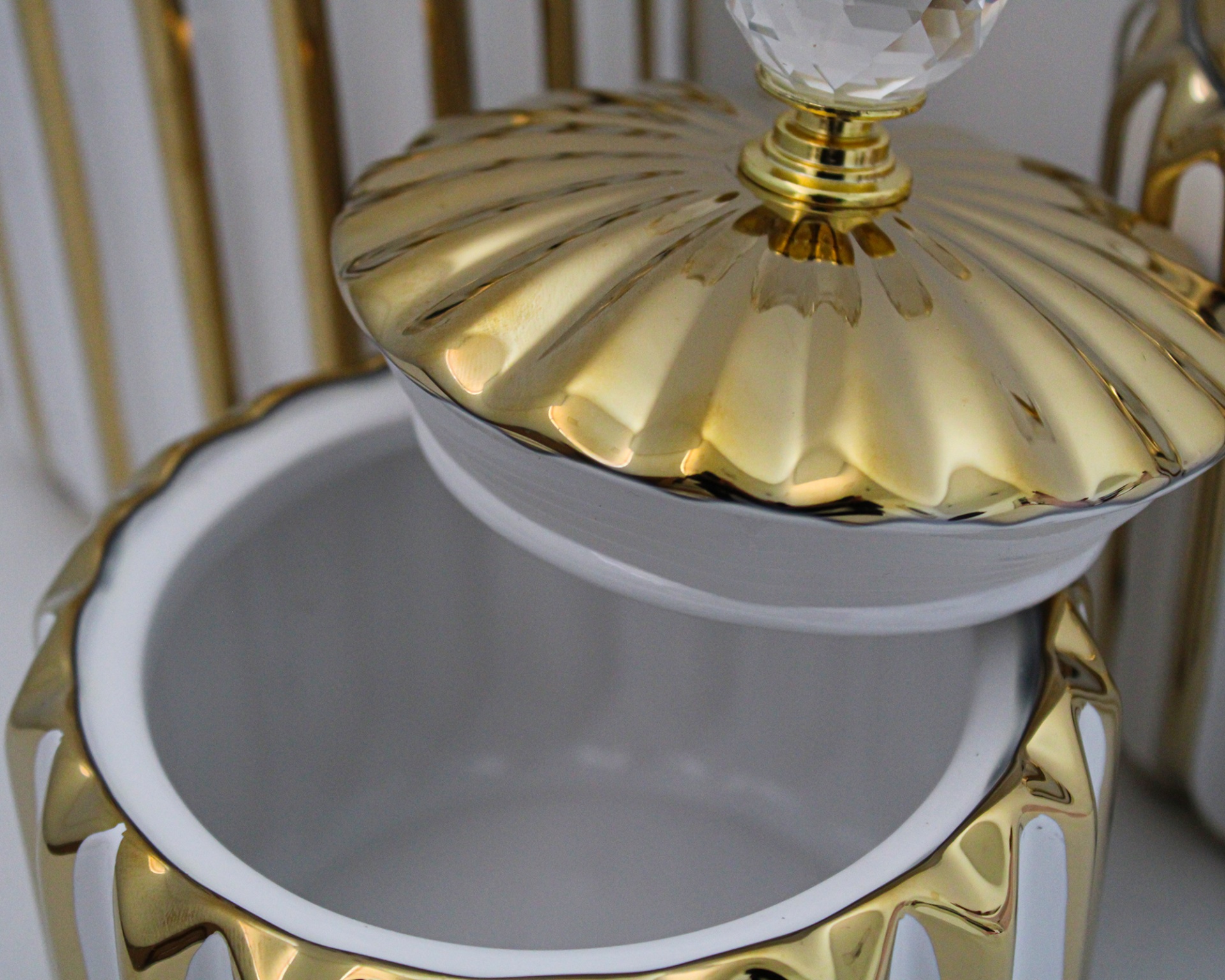 Potes Decorativos com tampa dourada e "cristal"