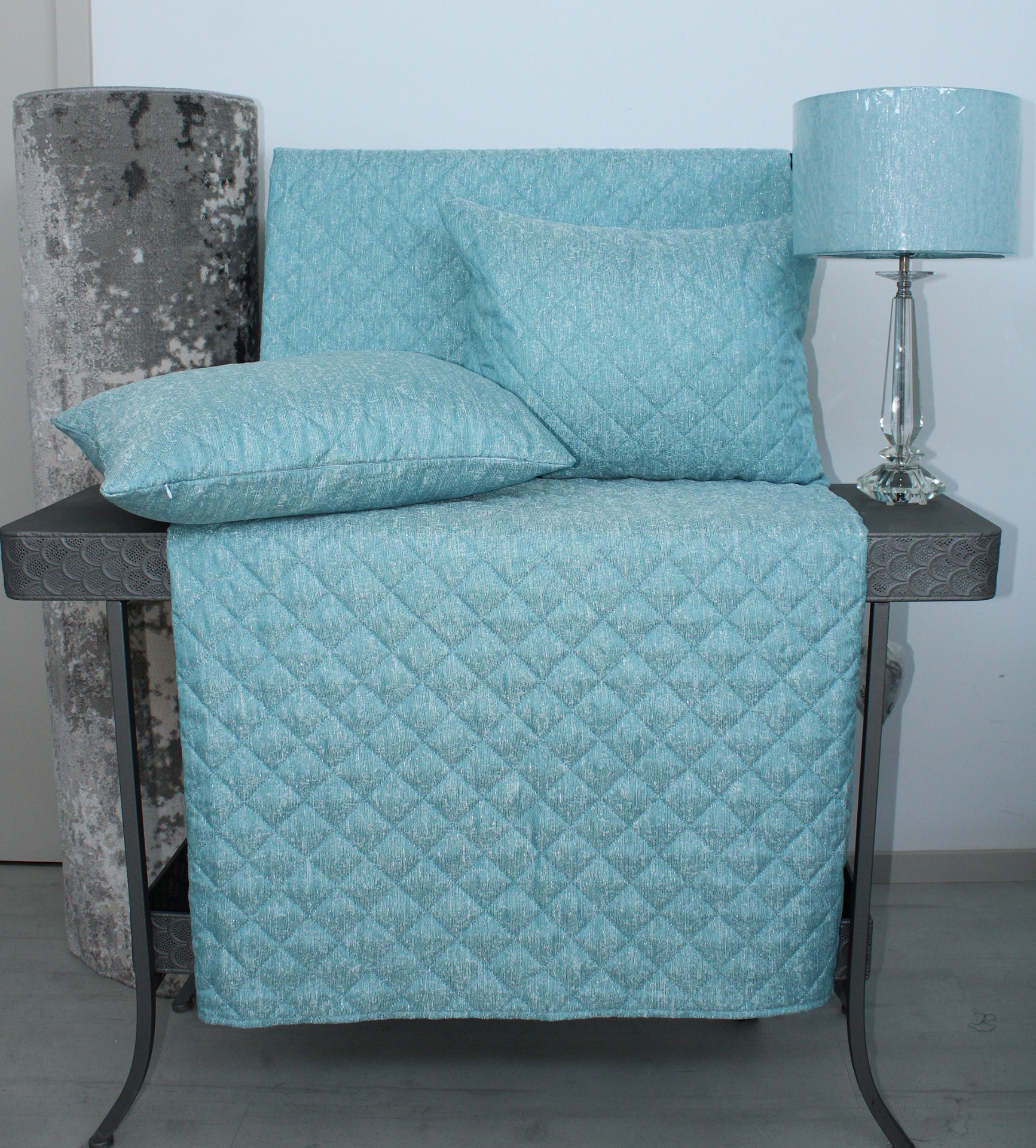 Jogo de cama azul claro acolchoado com almofadas e abajur