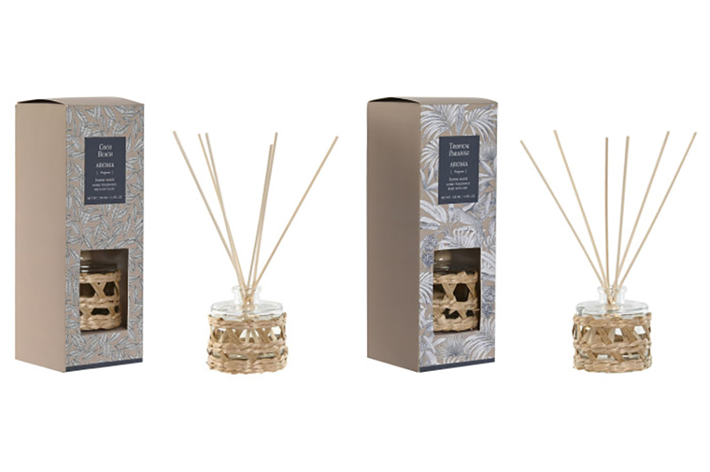 Difusores de ambiente com frascos de vidro e suporte de vime, caixas com design de folhas e rótulos azul escuro