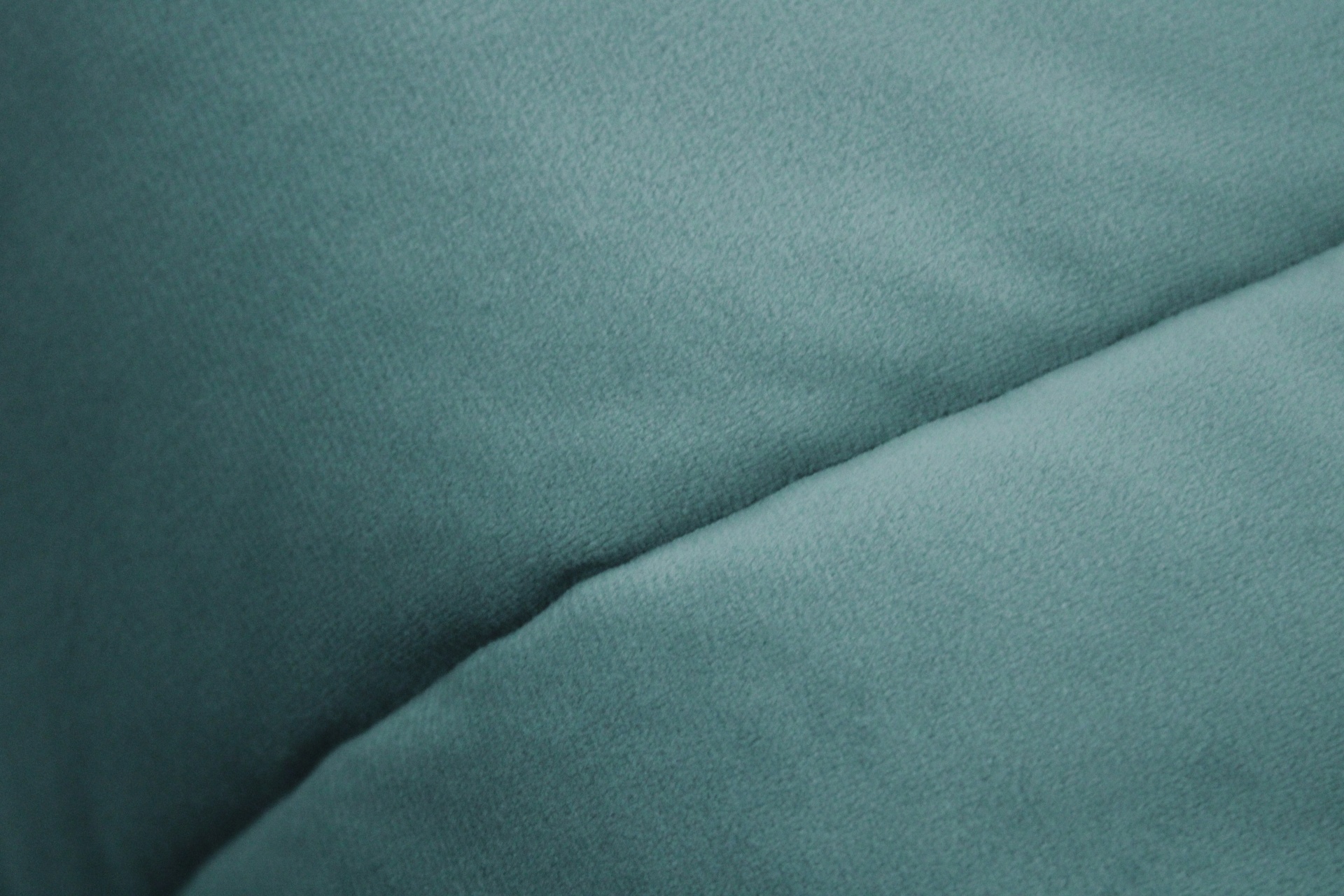 tecido azul-esverdeado com costura visível ao centro