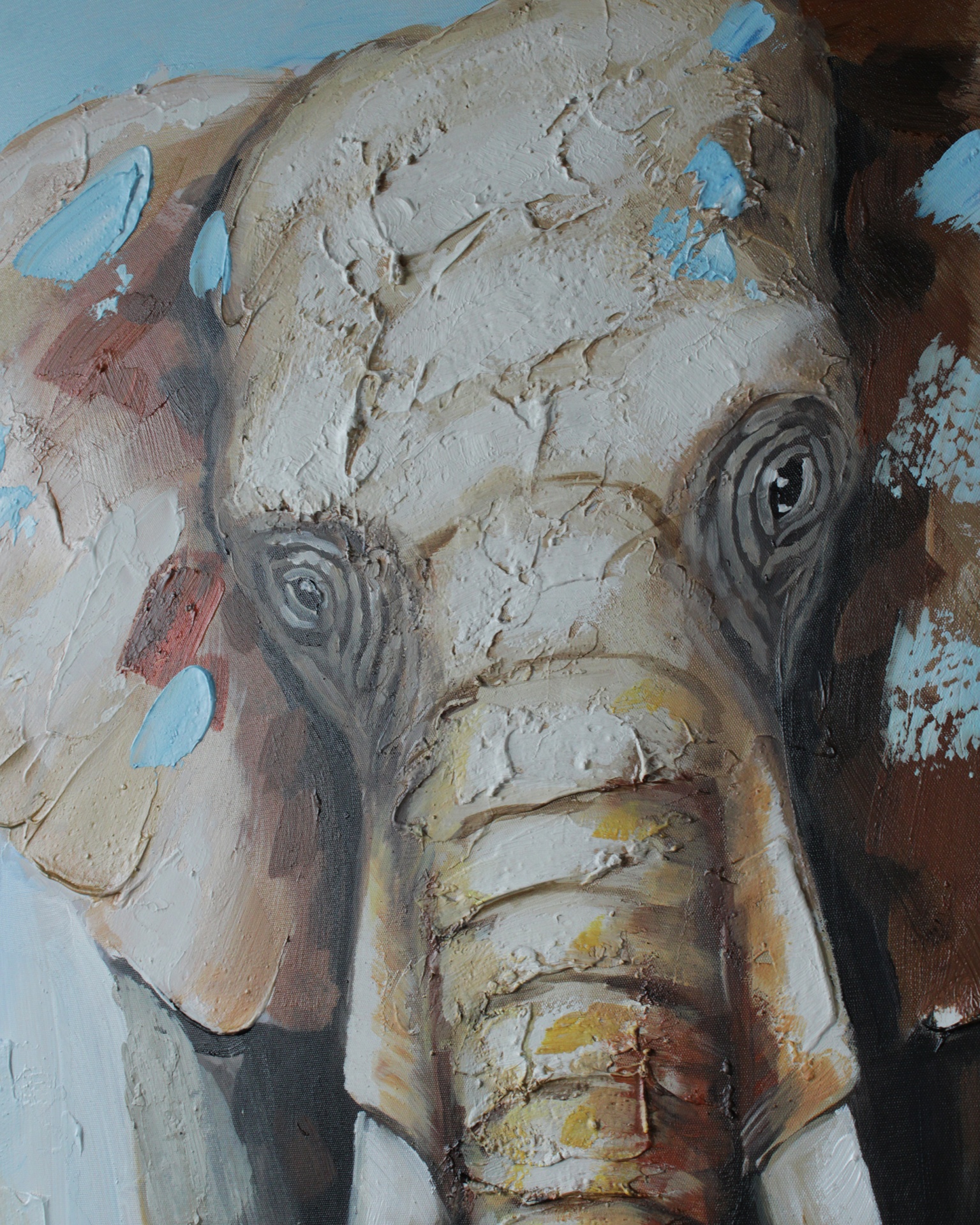 Pintura de elefante com texturas em branco, castanho e azul claro