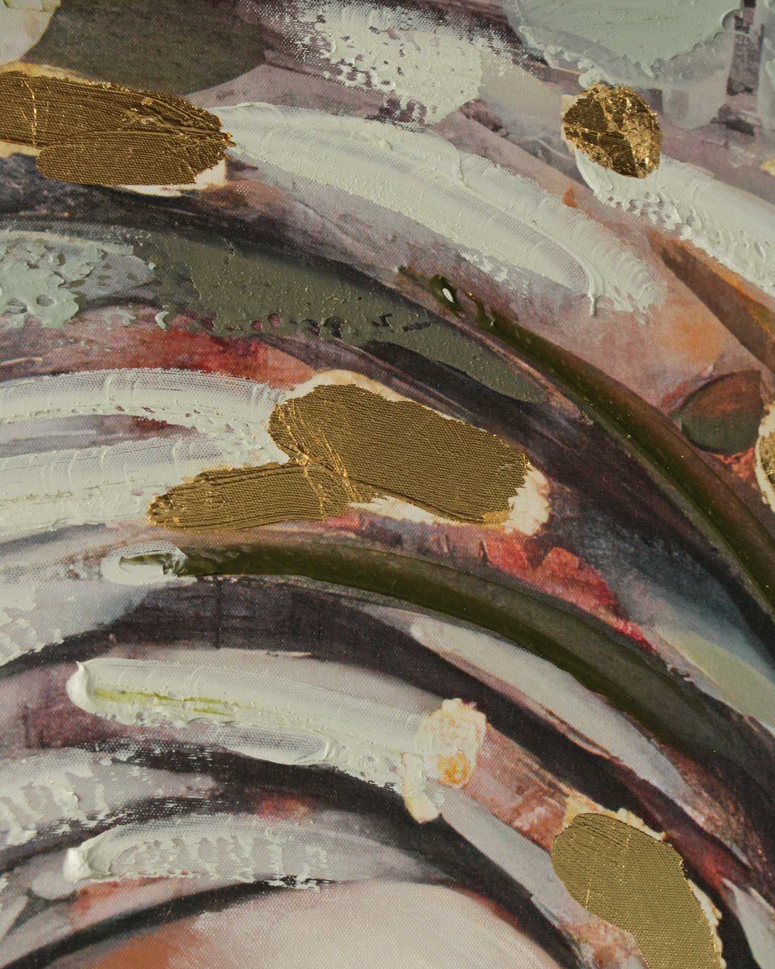 Detalhe de pintura abstrata com linhas curvas e toques dourados em tinta espessa