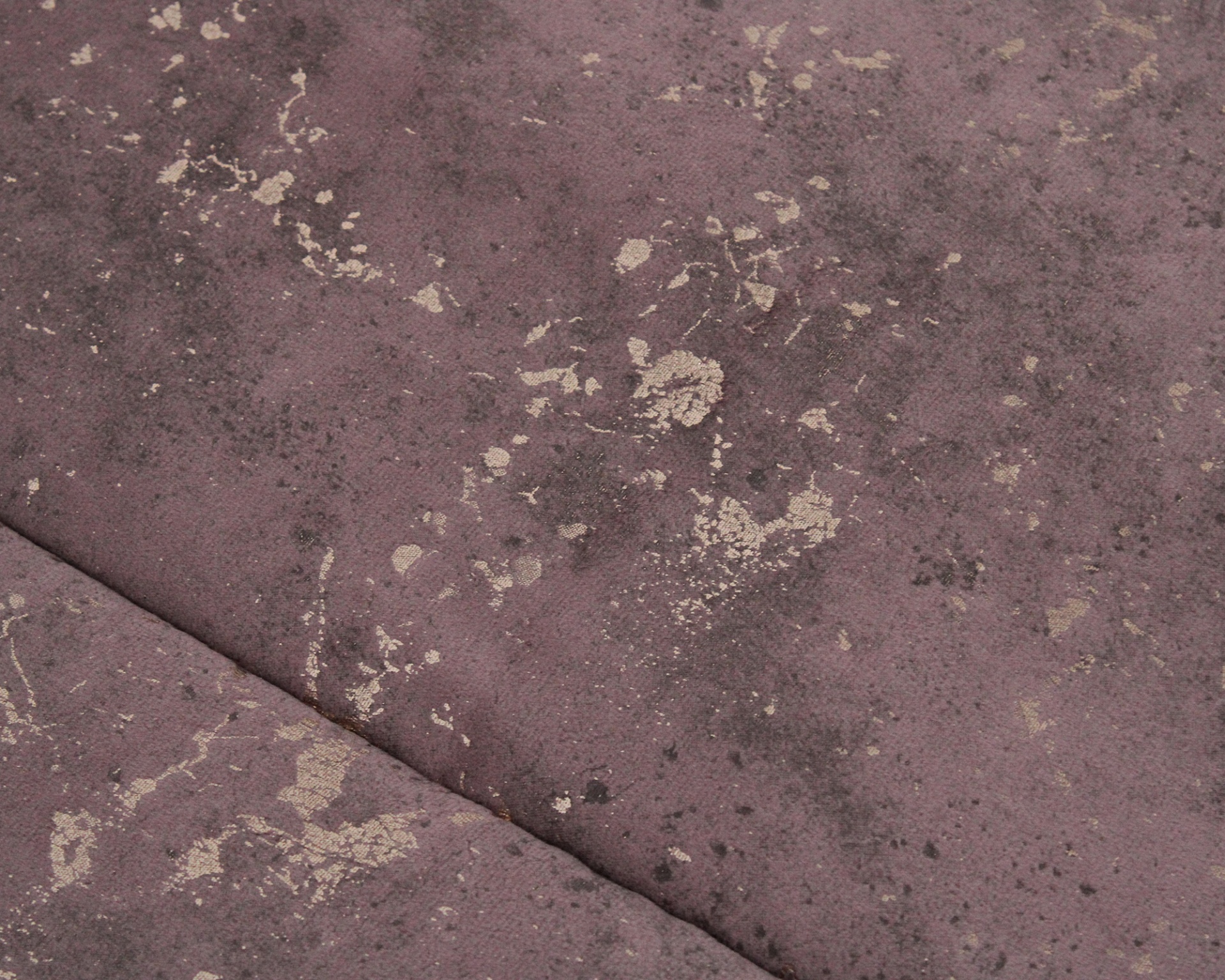 Tecido roxo com manchas douradas e costura visível