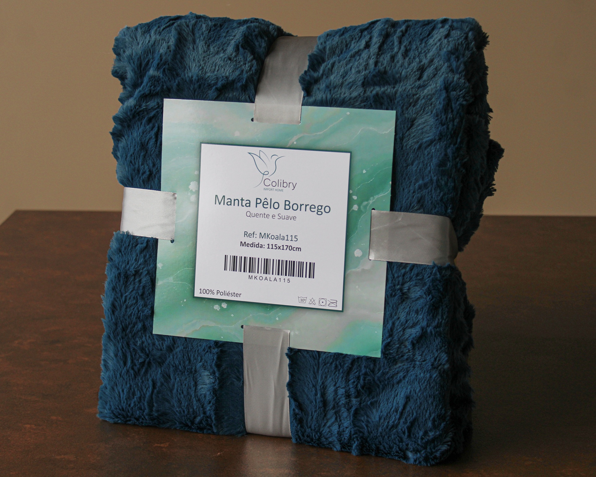 Manta azul escura de pêlo com etiqueta Colibry