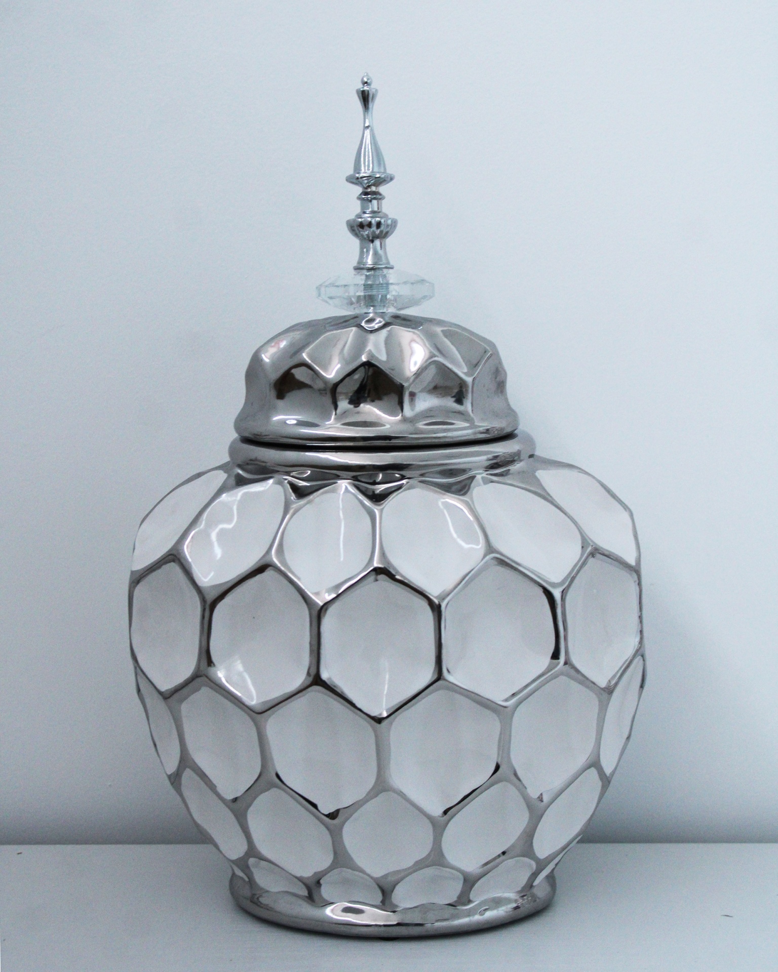 Potes branco e prateado com tampa