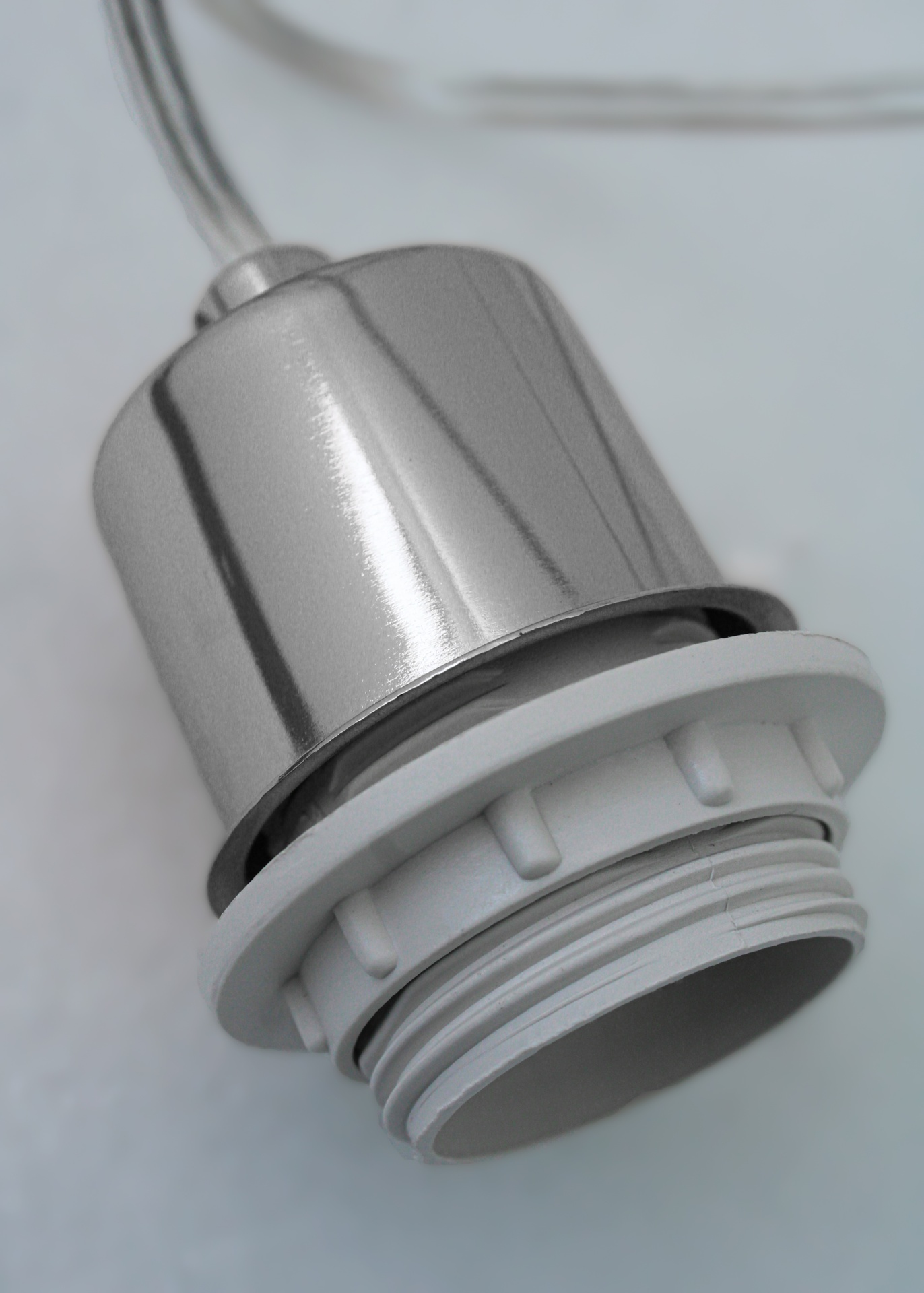 Casquilho metálico prateado com roscas brancas para lâmpada