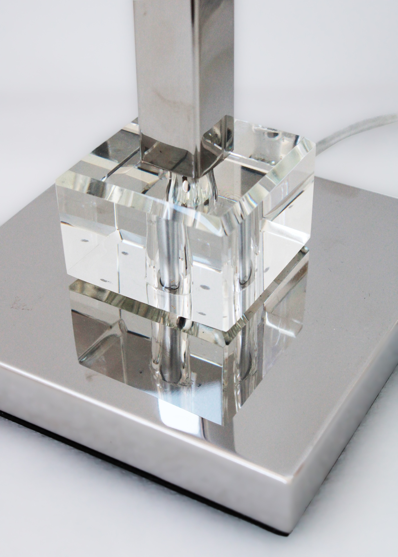 Base de lâmpada de mesa com cubo de vidro transparente e metal polido