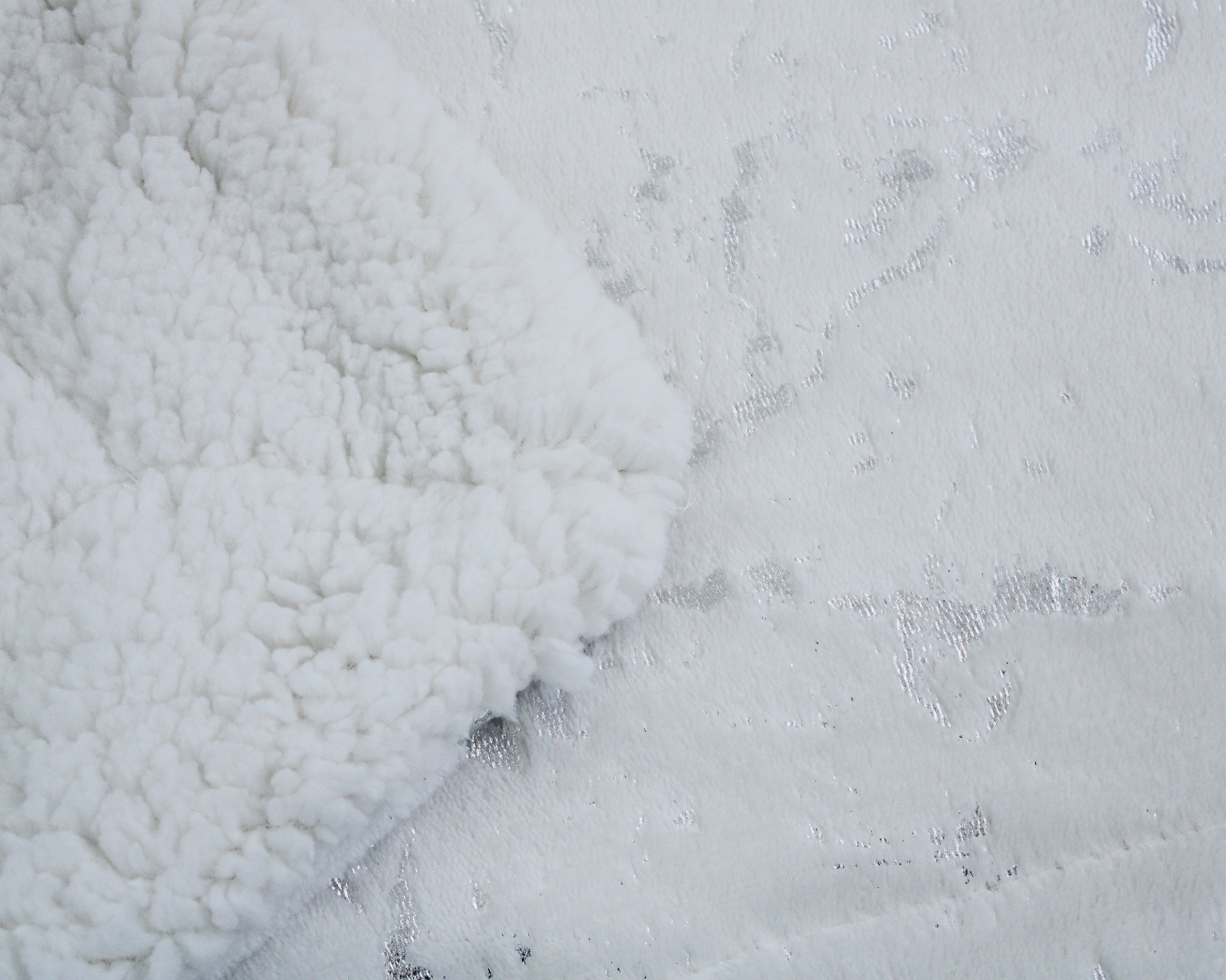 Tapete branco felpudo com padrão prateado irregular