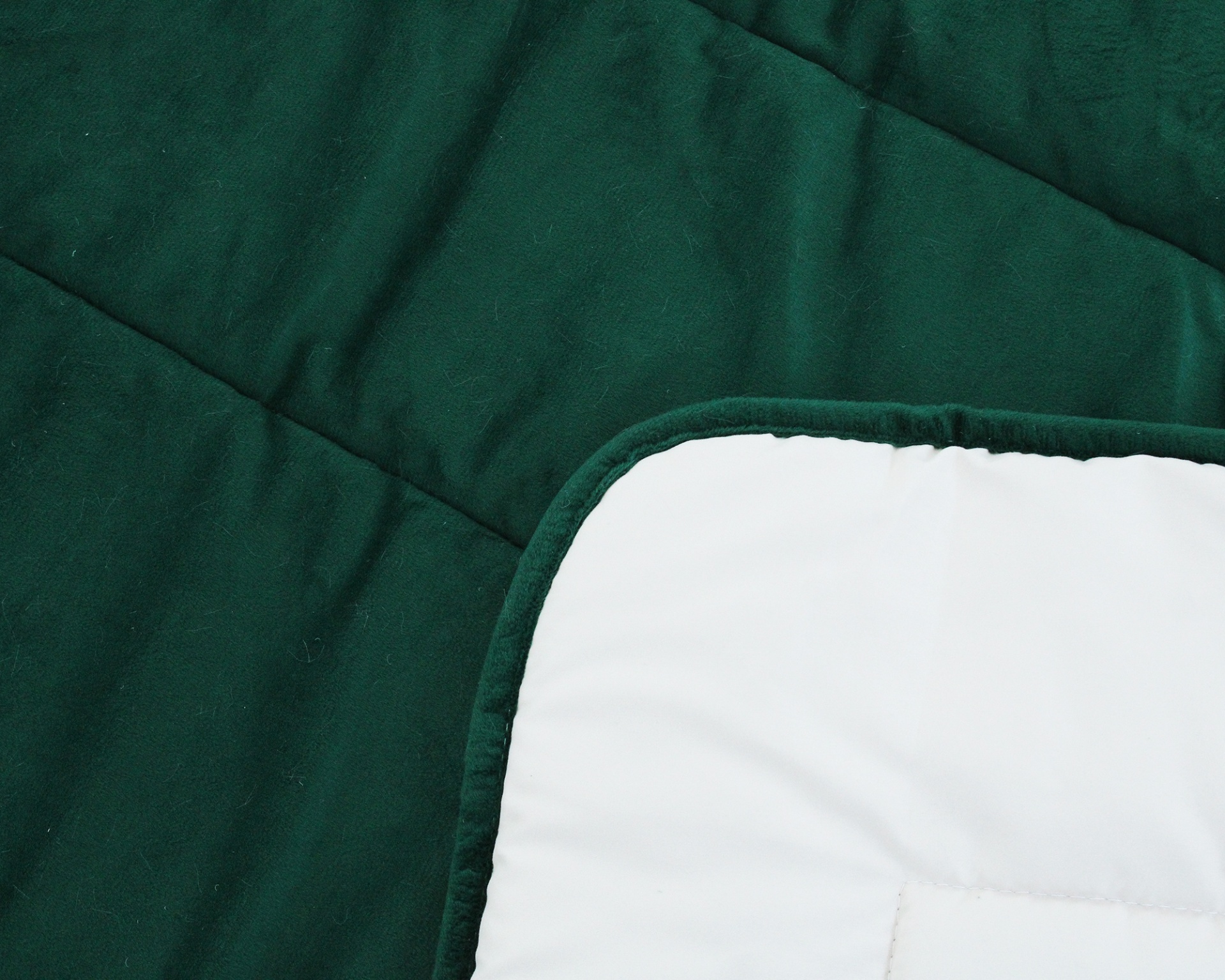 Cobertor ou edredão bicolor com textura aveludada verde e branca lisa