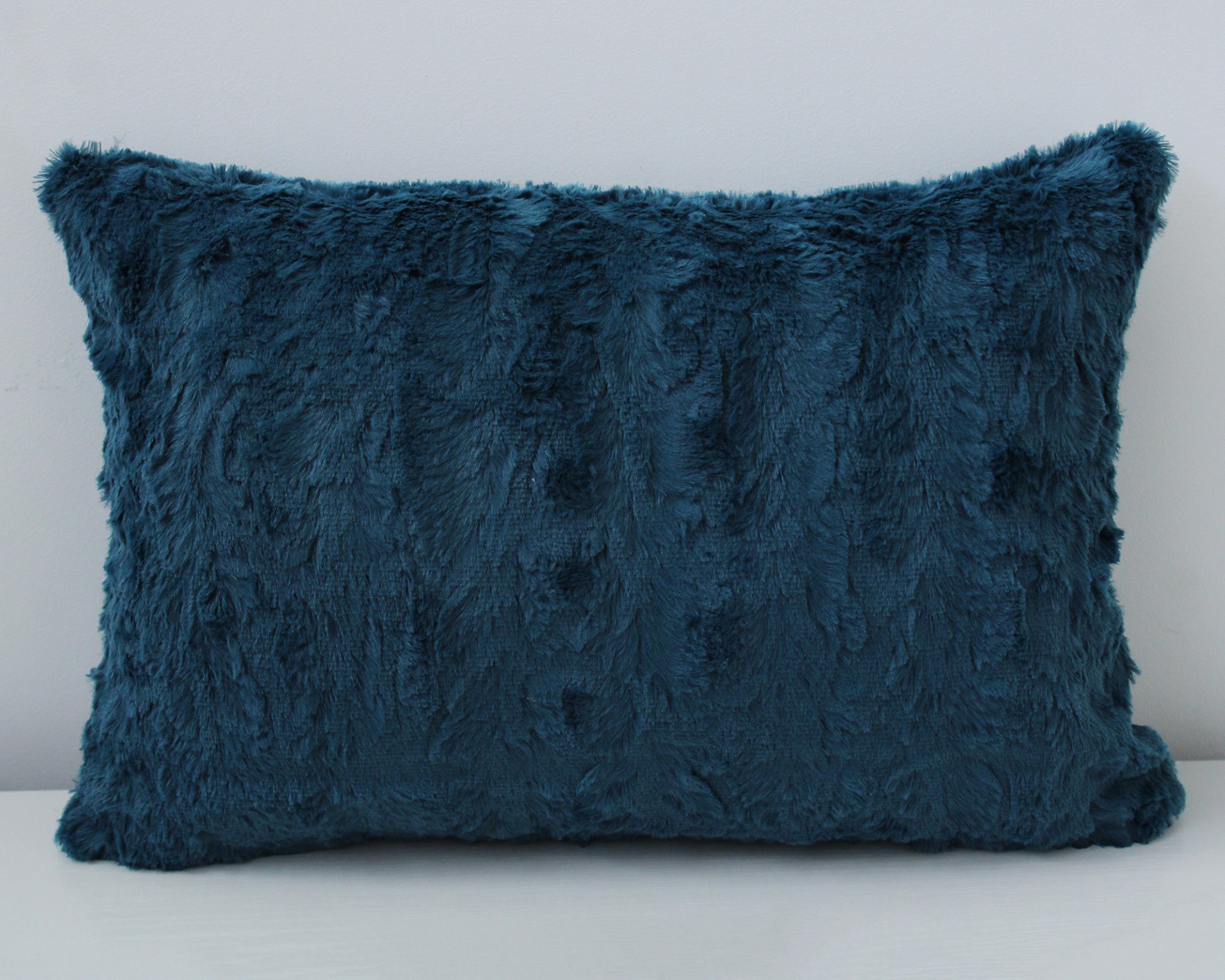 Almofada azul escuro peluda