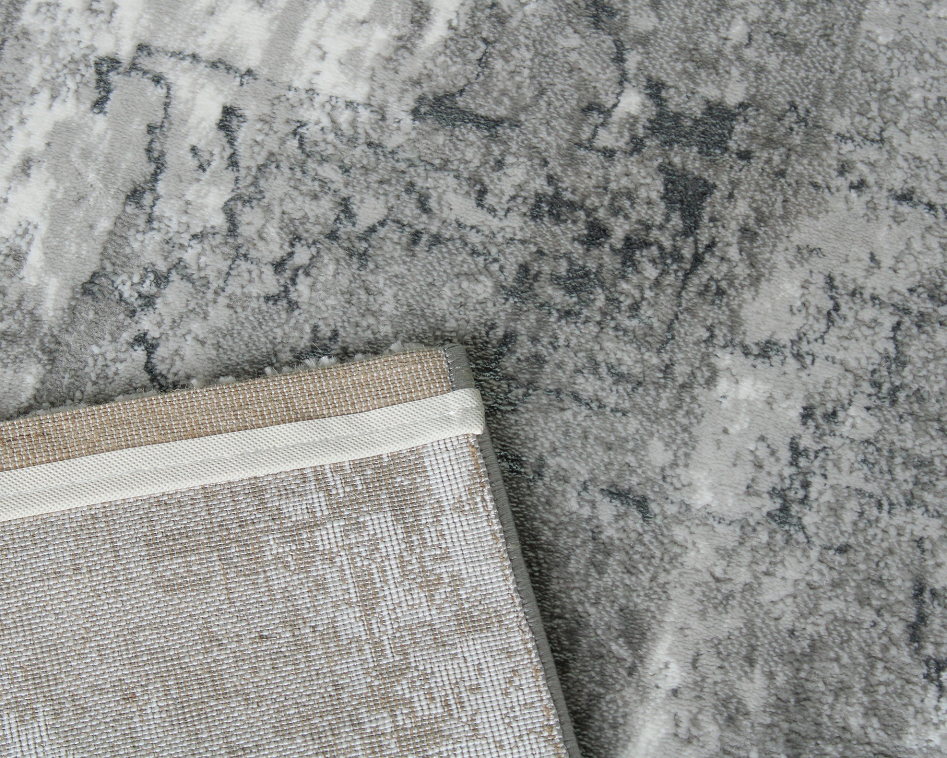 Tapete cinza com padrão abstrato e borda branca