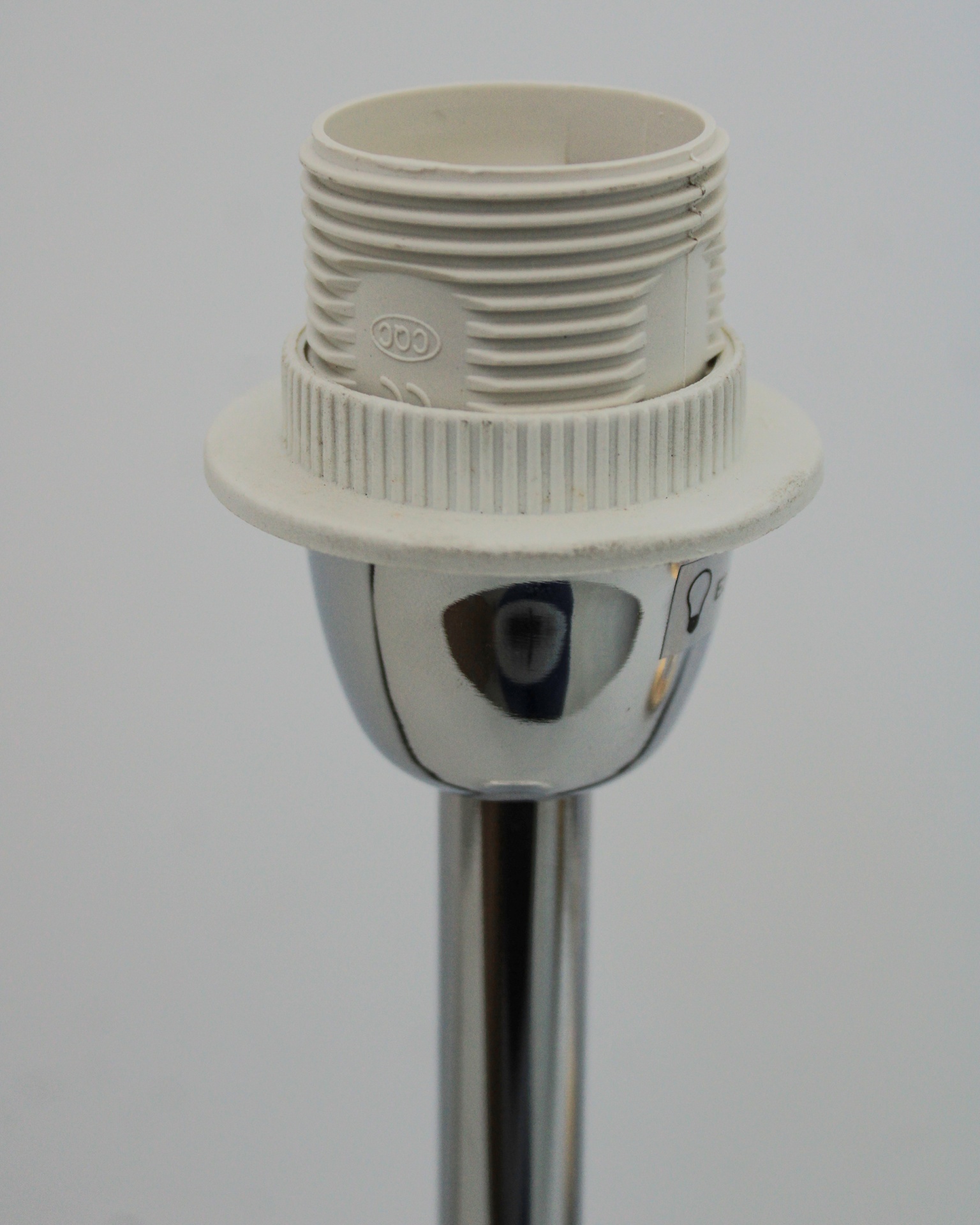 Casquilho de lâmpada branco com металлическим tubo