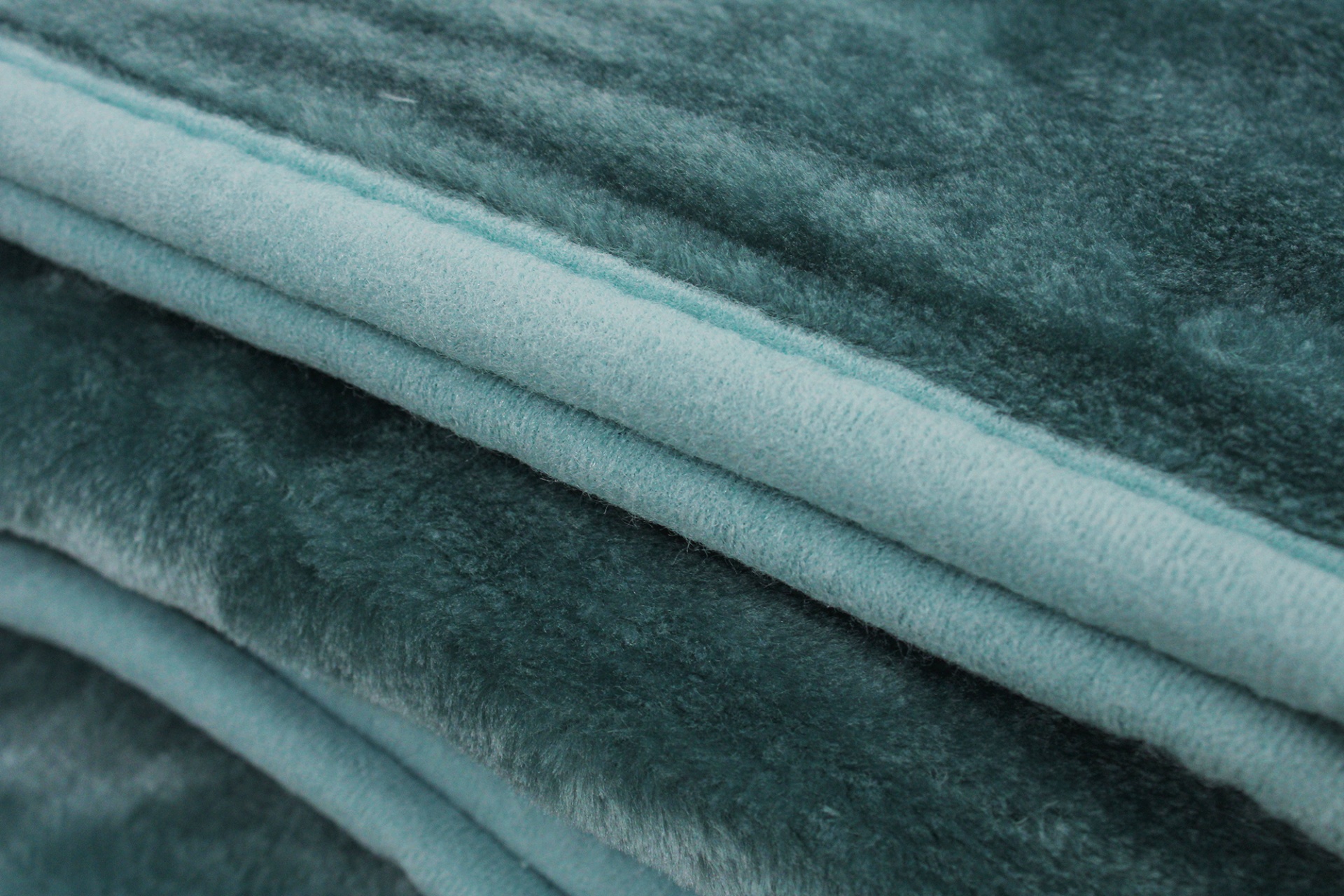 Manta ou tecido felpudo verde azul dobrado