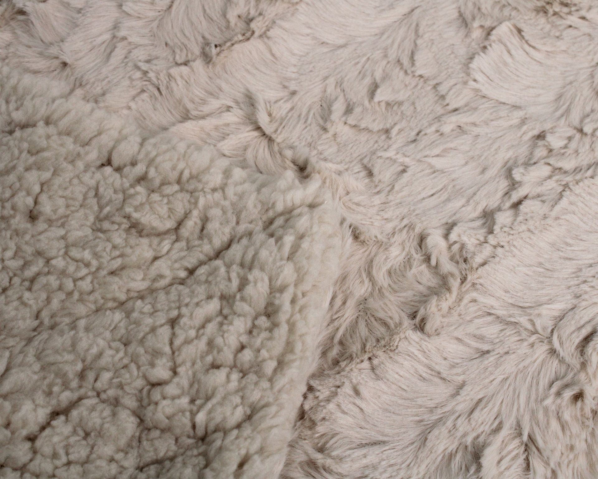 Tecido peludo bege-claro com texturas variadas