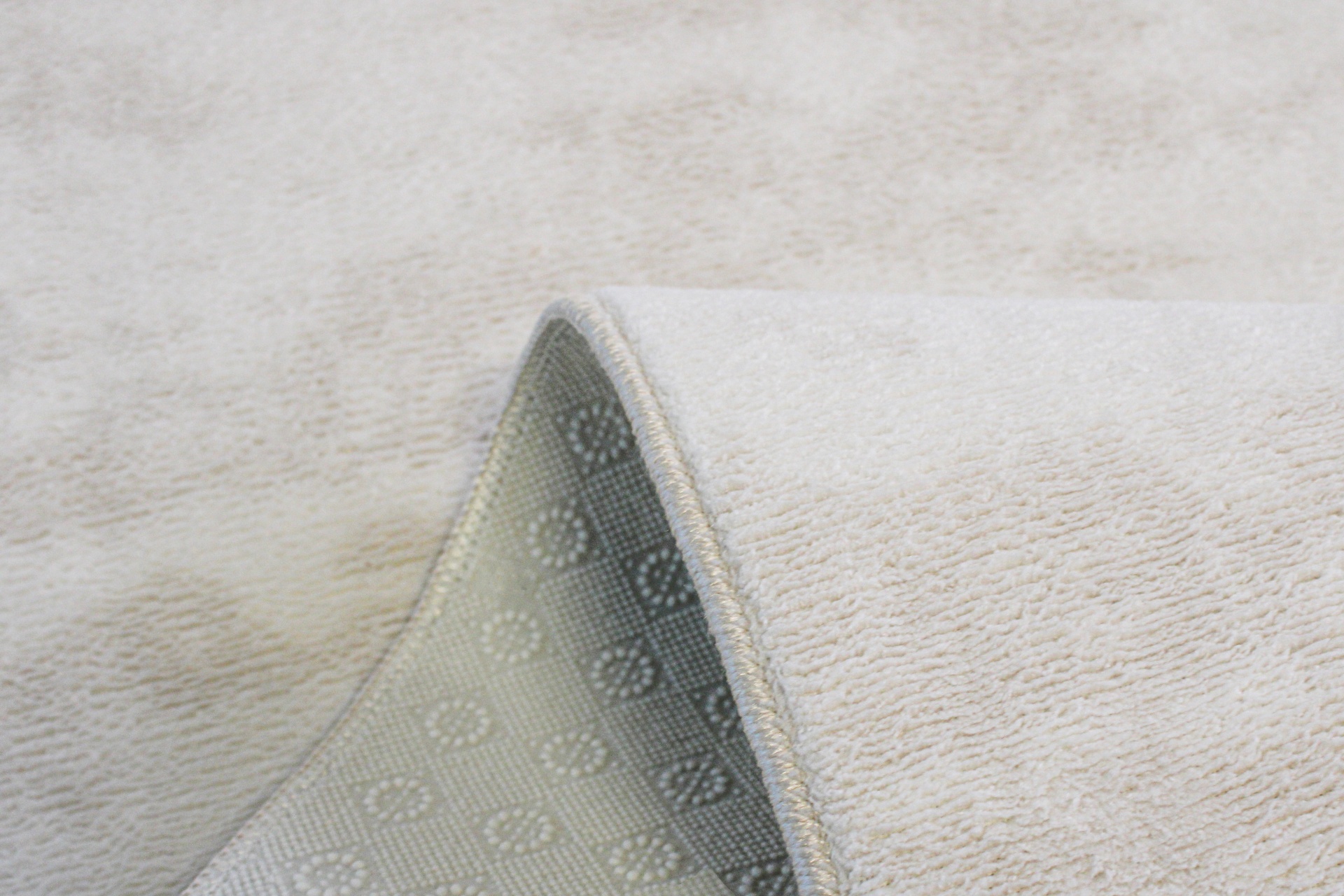 Tapete bege claro com parte inferior antiderrapante cinzenta