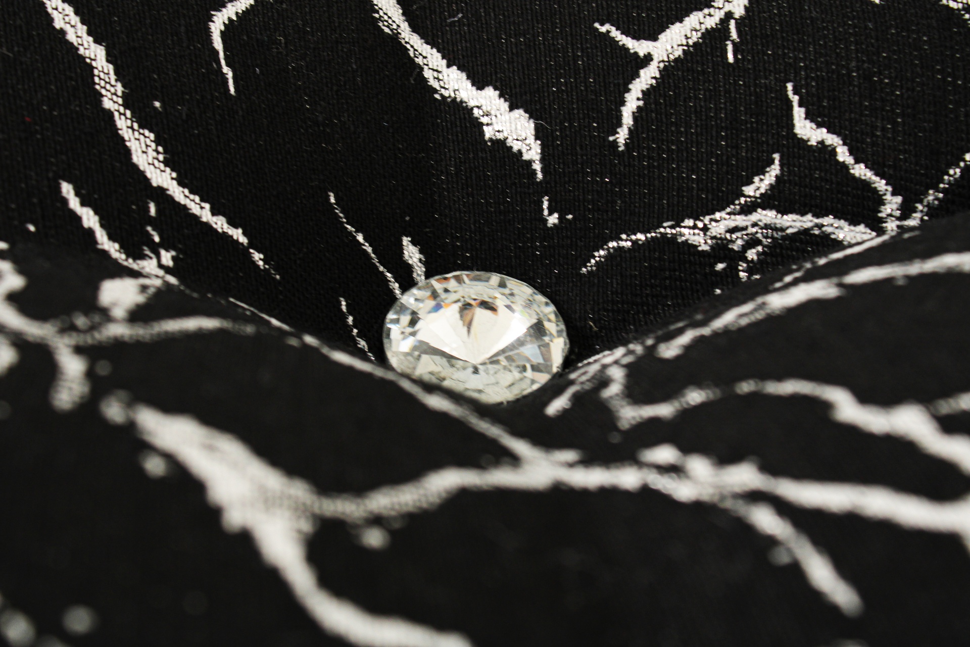 Botão de diamante em tecido preto com padrão branco