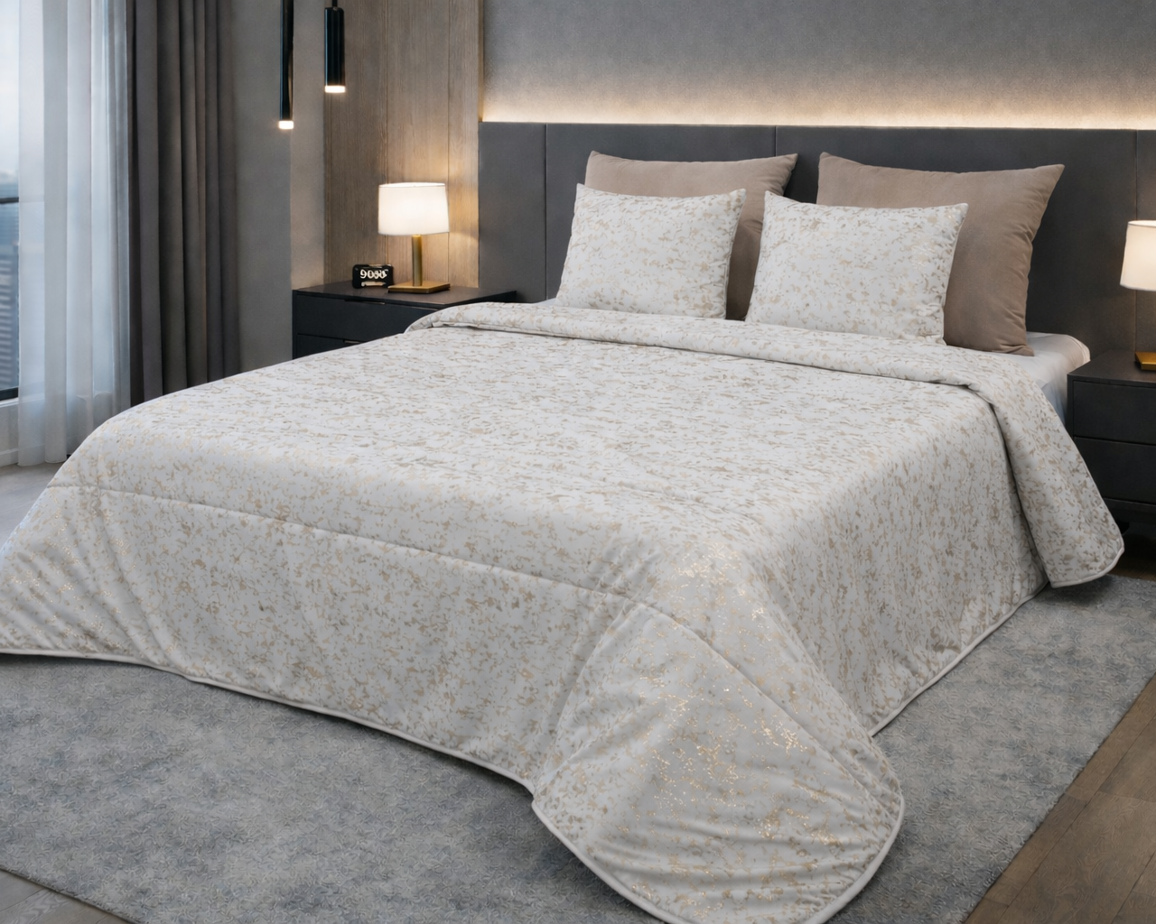 Cama de casal com colcha branca e padrão floral bege em quarto moderno com cabeceira cinza e iluminação ambiente