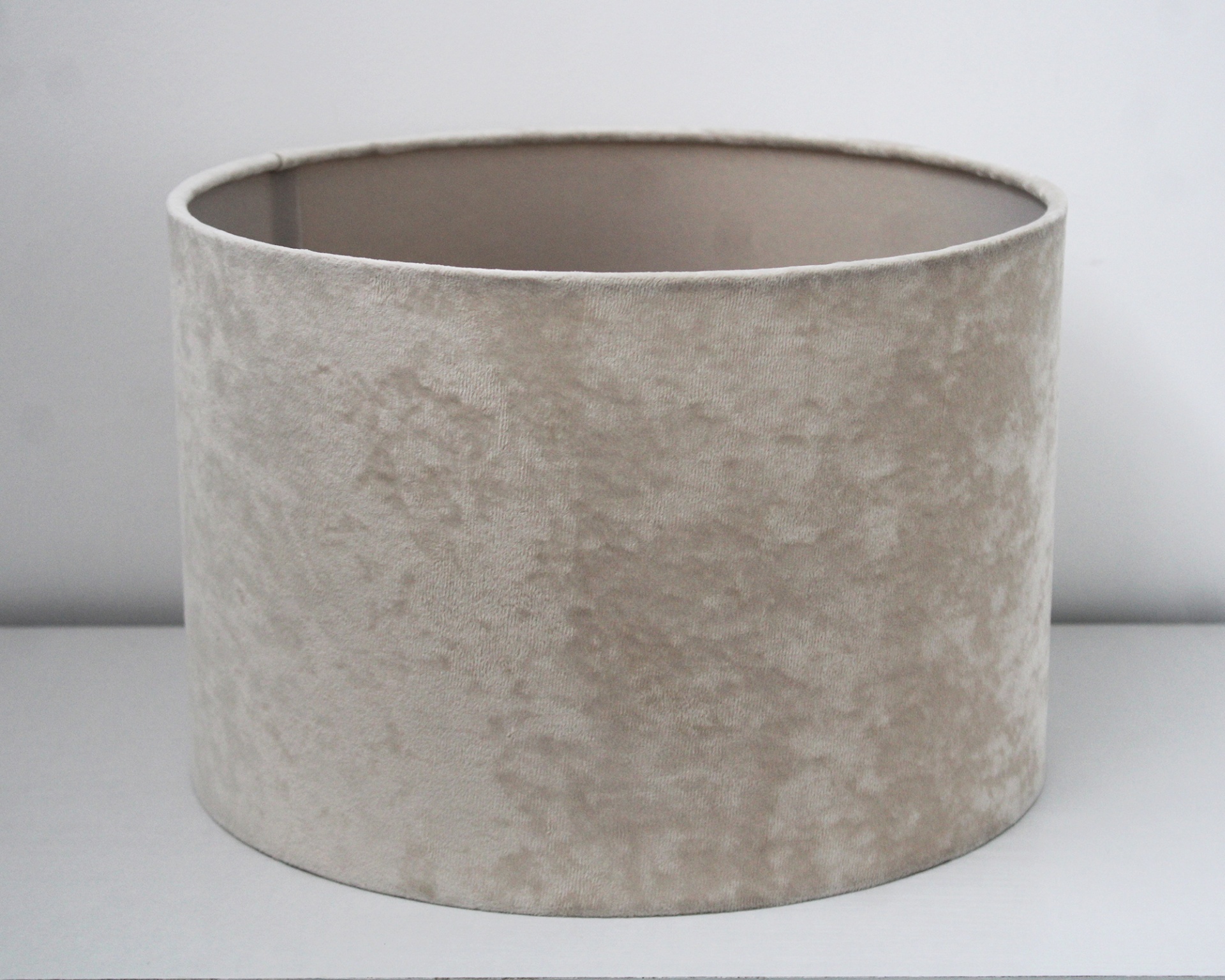 Abajur cilíndrico de veludo cinza claro