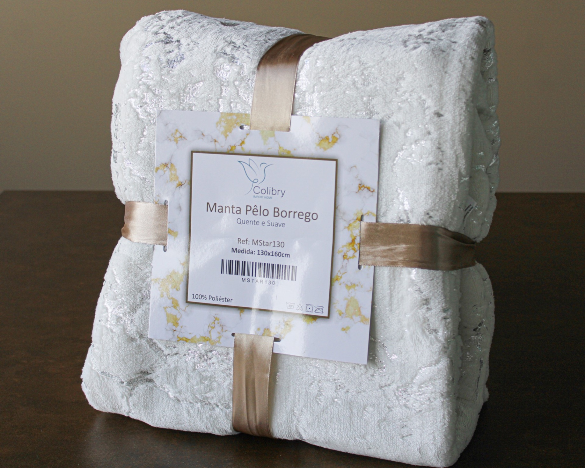 Manta Pêlo Borrego branca com etiqueta de produto