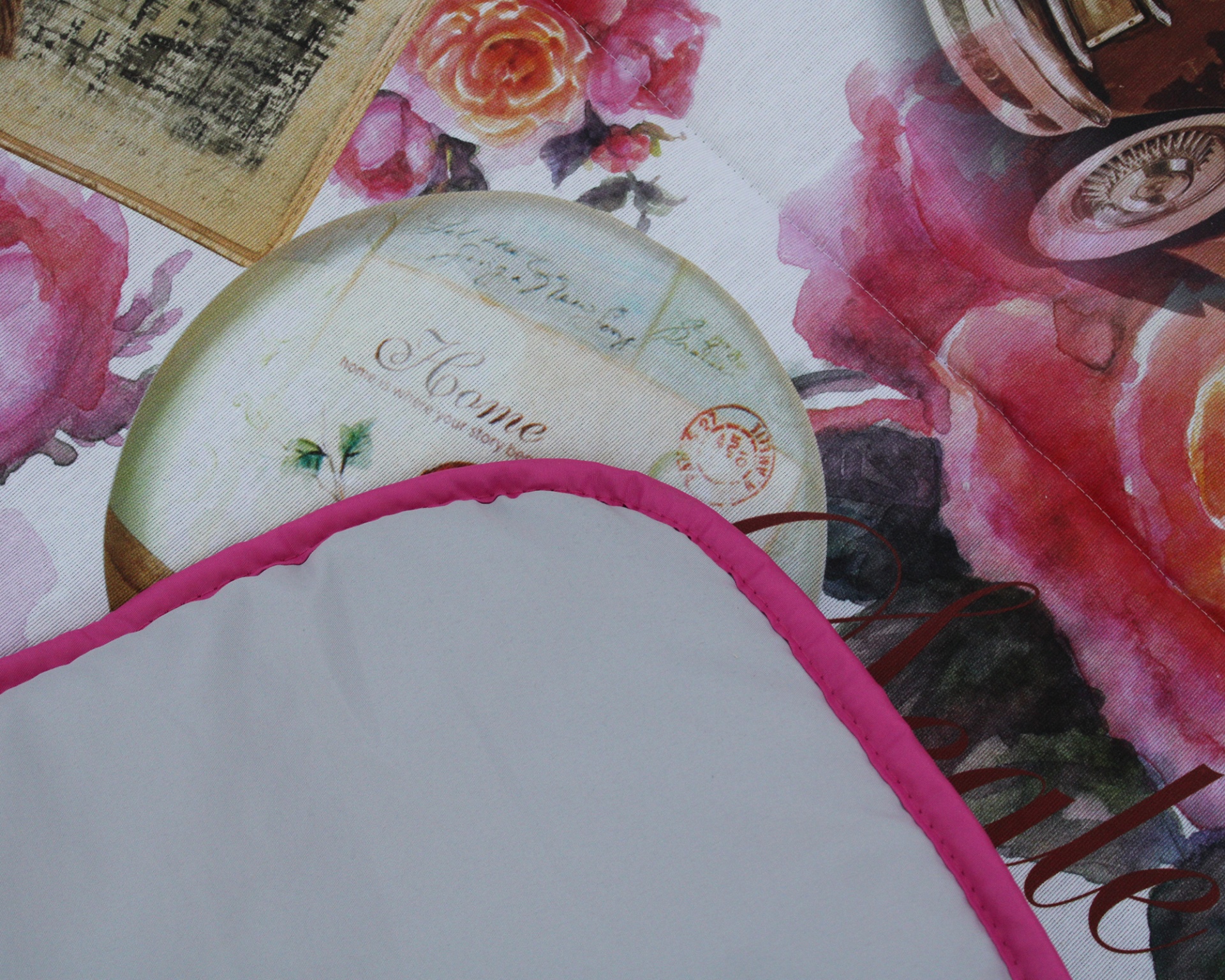 Capa de almofada branca com borda rosa e estampa floral com flores cor-de-rosa