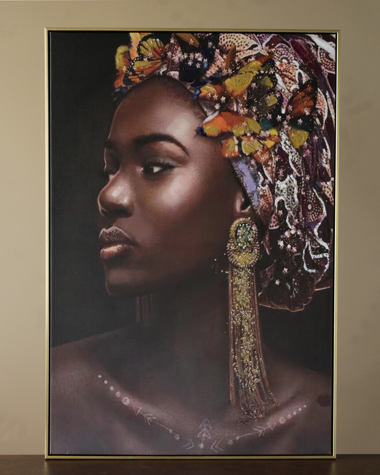 Retrato de mulher com turbante colorido e brincos dourados