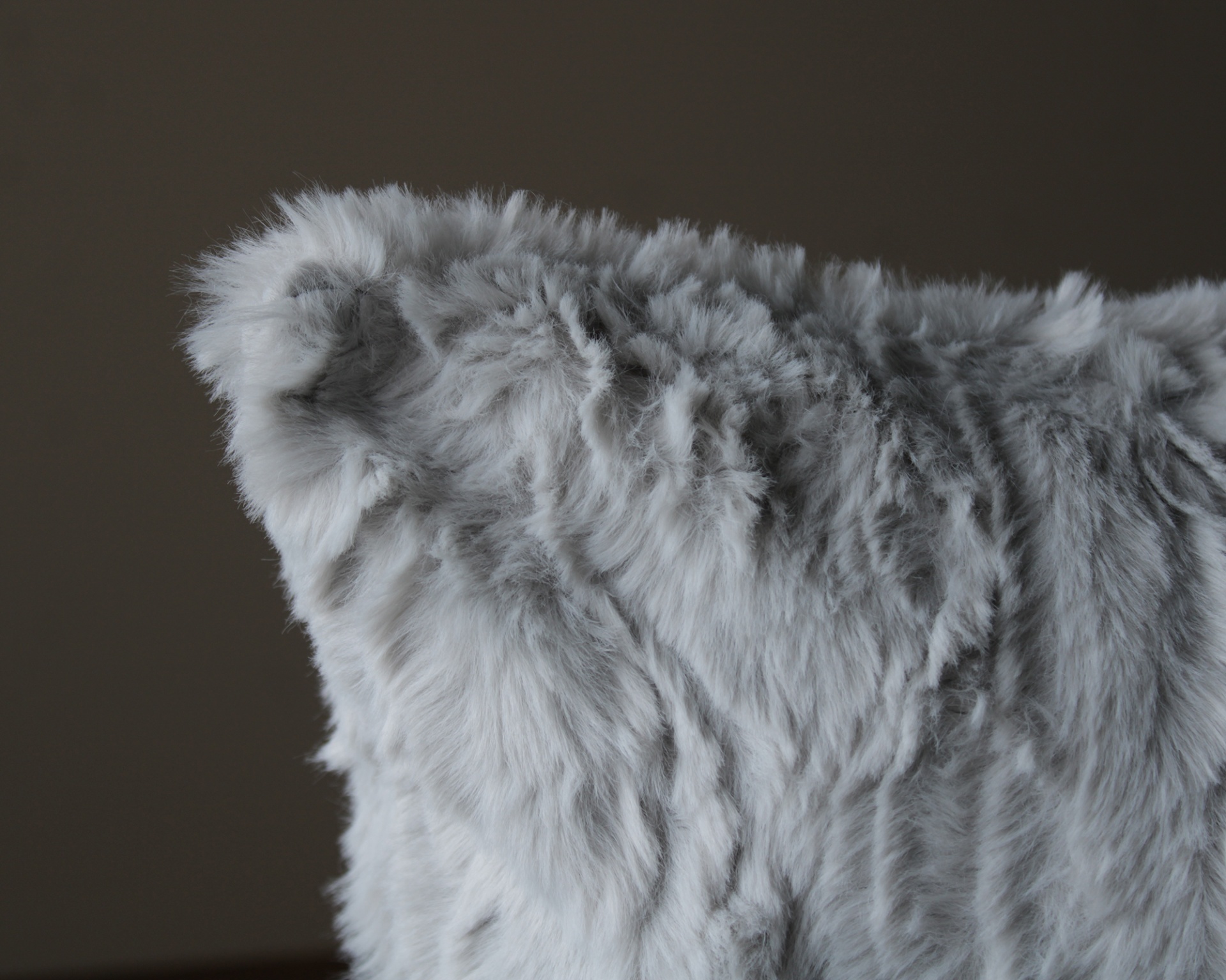 Almofada felpuda cinza claro com textura macia