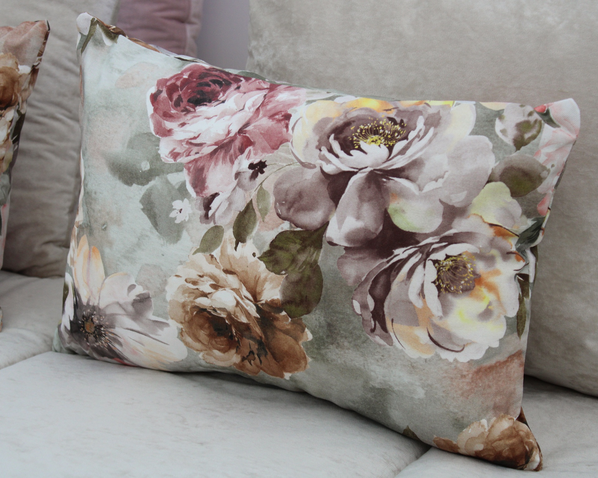 Almofada retangular estampada com flores em sofá cinza