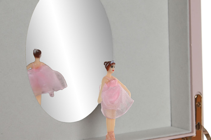 Boneca bailarina rosa diante de espelho oval numa moldura branca