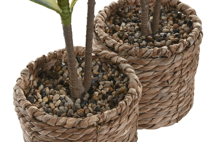 Dois cestos de vime castanho claro com ramos e pedras decorativas diversas.