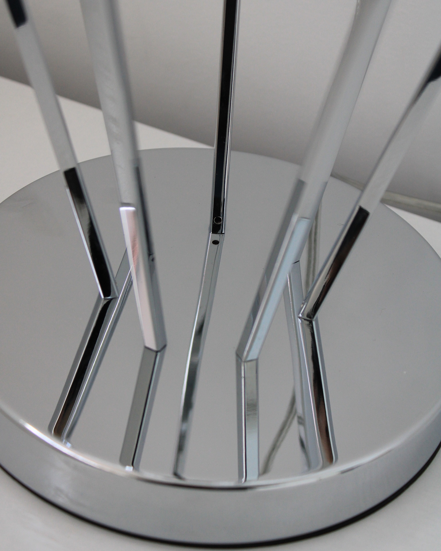 Base redonda cromada com hastes verticais metalizadas