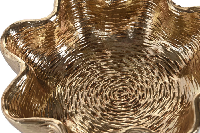 Prato decorativo dourado com textura ondulada e bordas em forma de ondas