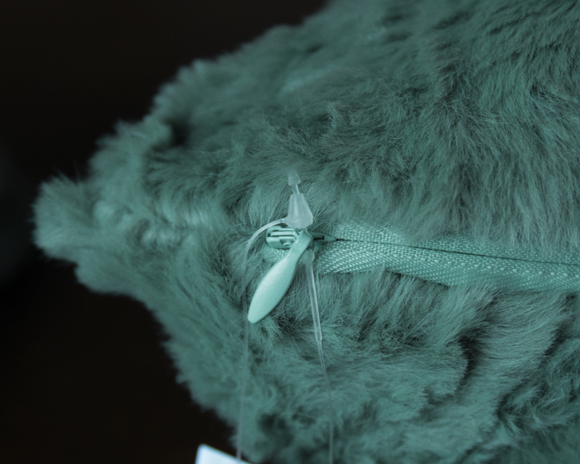 Tecido felpudo verde com fecho de correr verde e acessório plástico