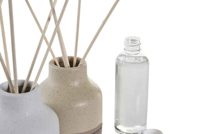 Frascos de cerâmica com varetas difusoras e frasco plástico com líquido transparente