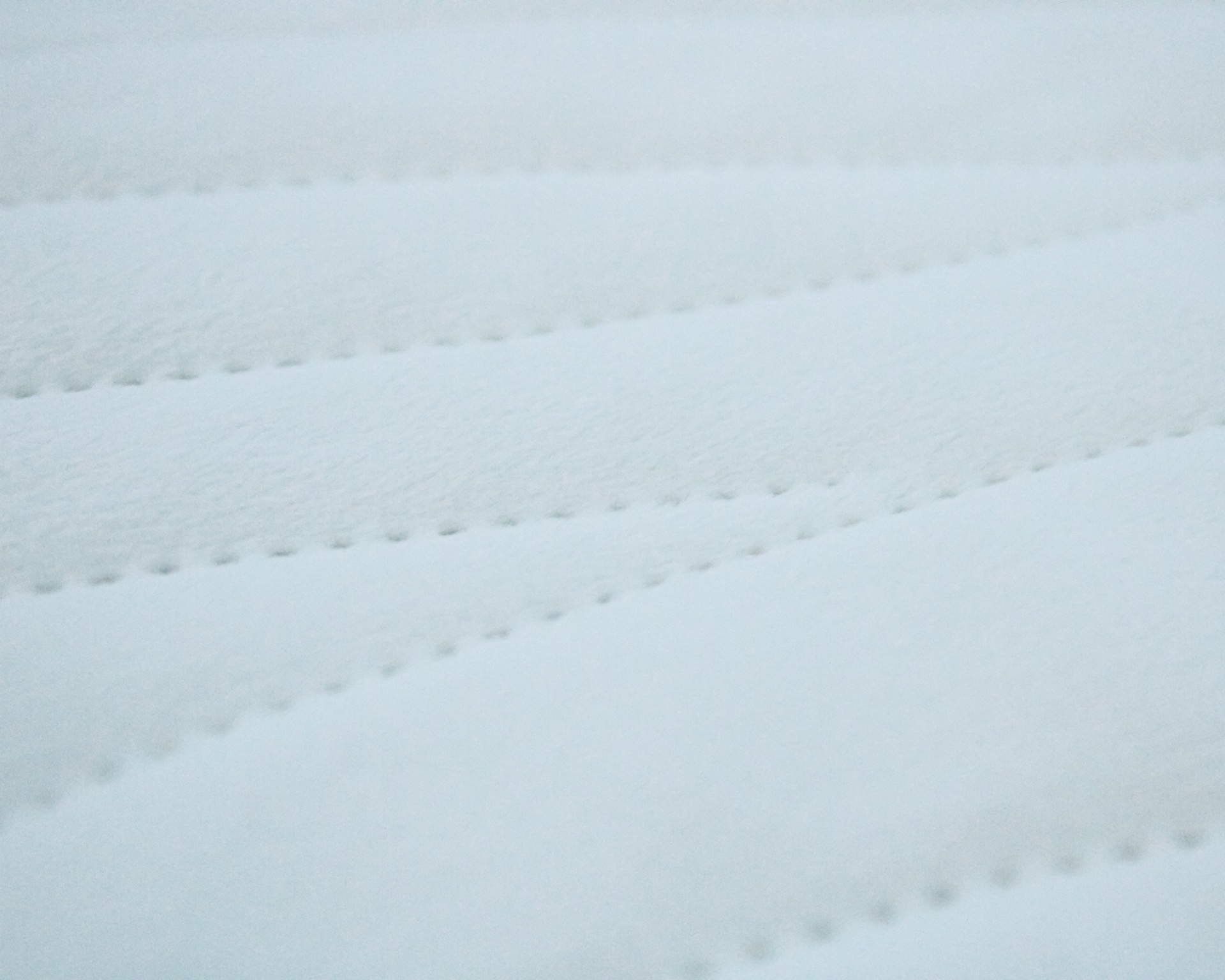 Detalhe de colchão branco com padrão em zig-zag