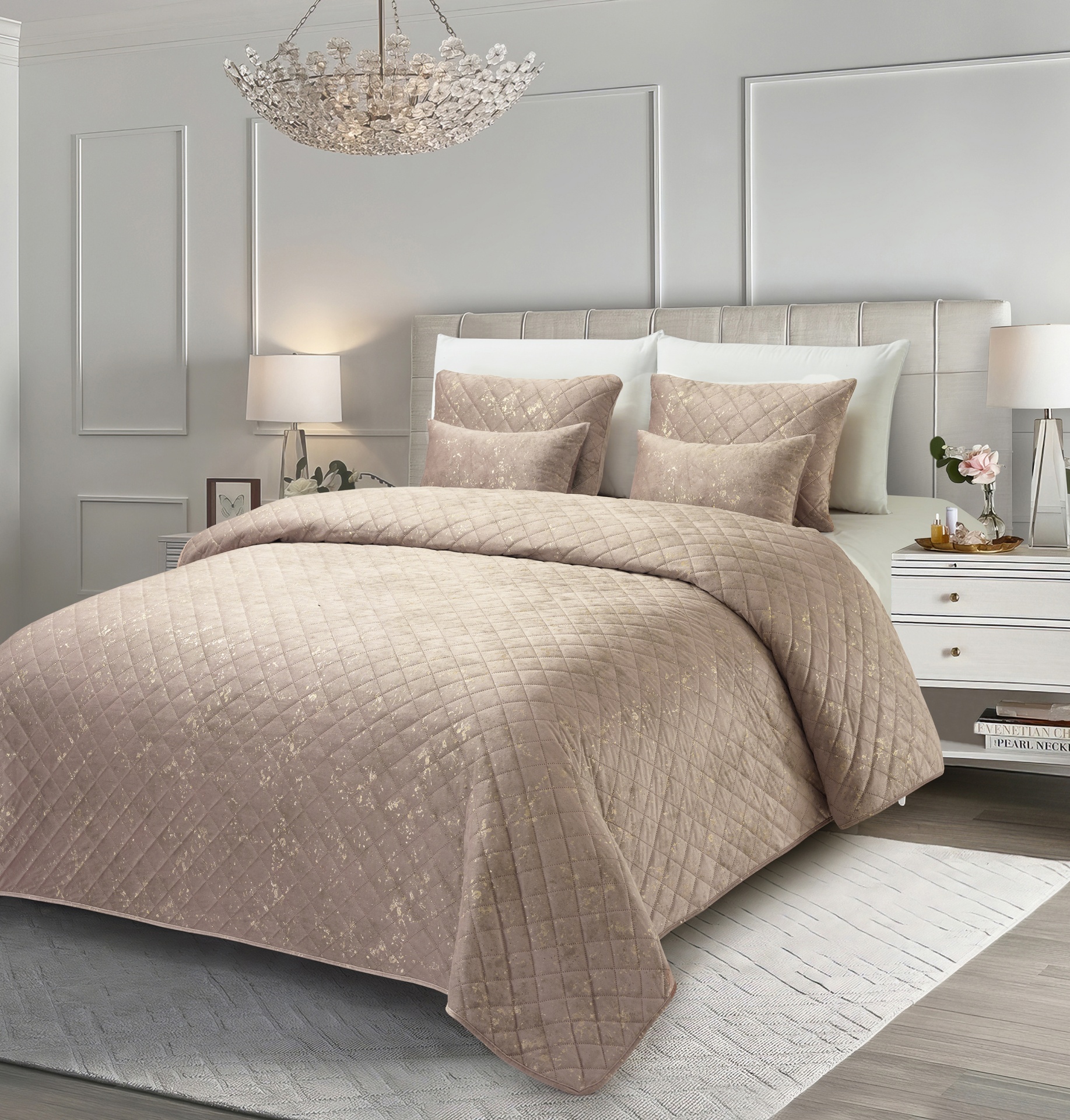 Cama com roupa de cama bege acolchoada e almofadas combinando num quarto moderno e iluminado