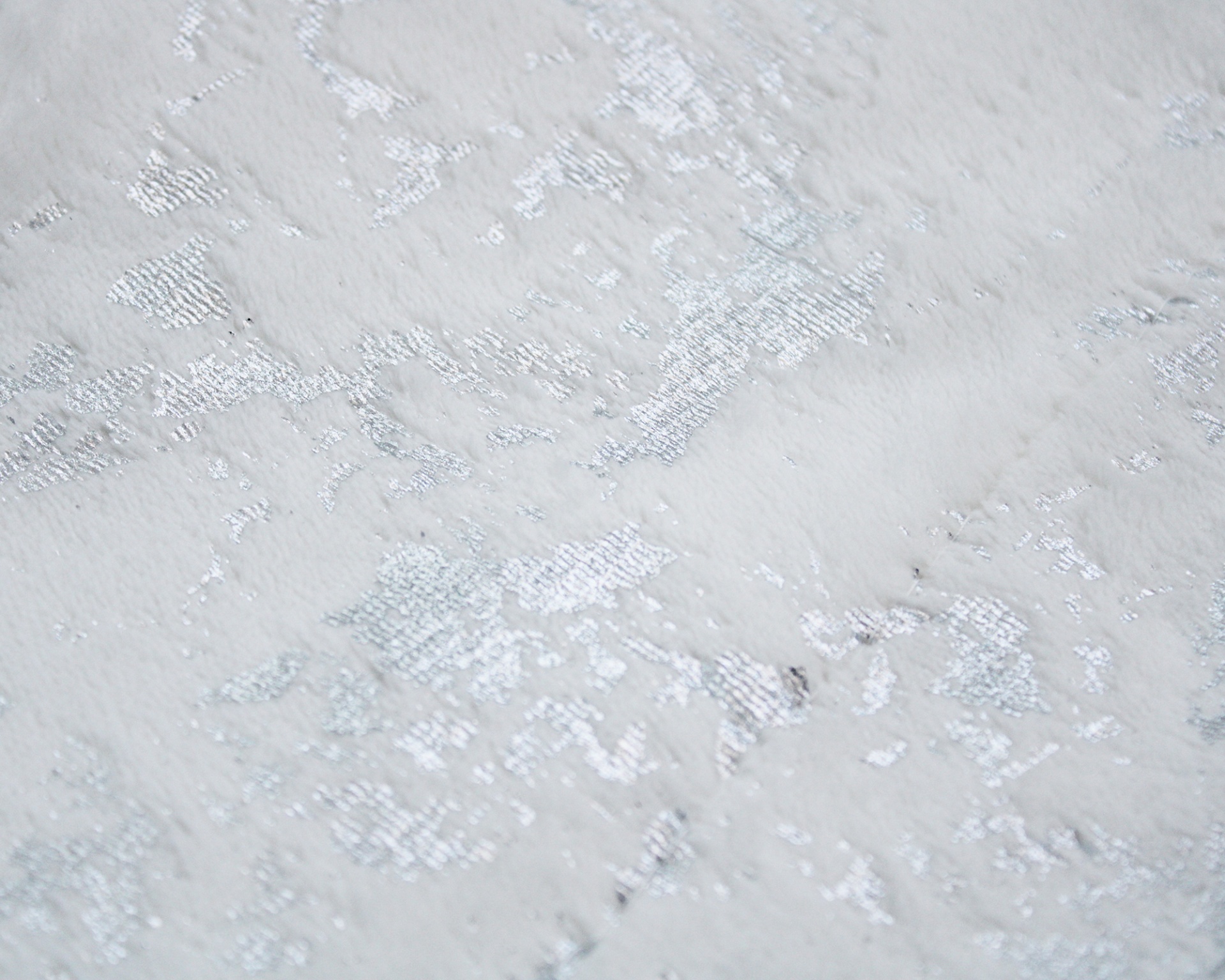 Tecido branco com padrão floral em relevo azul claro