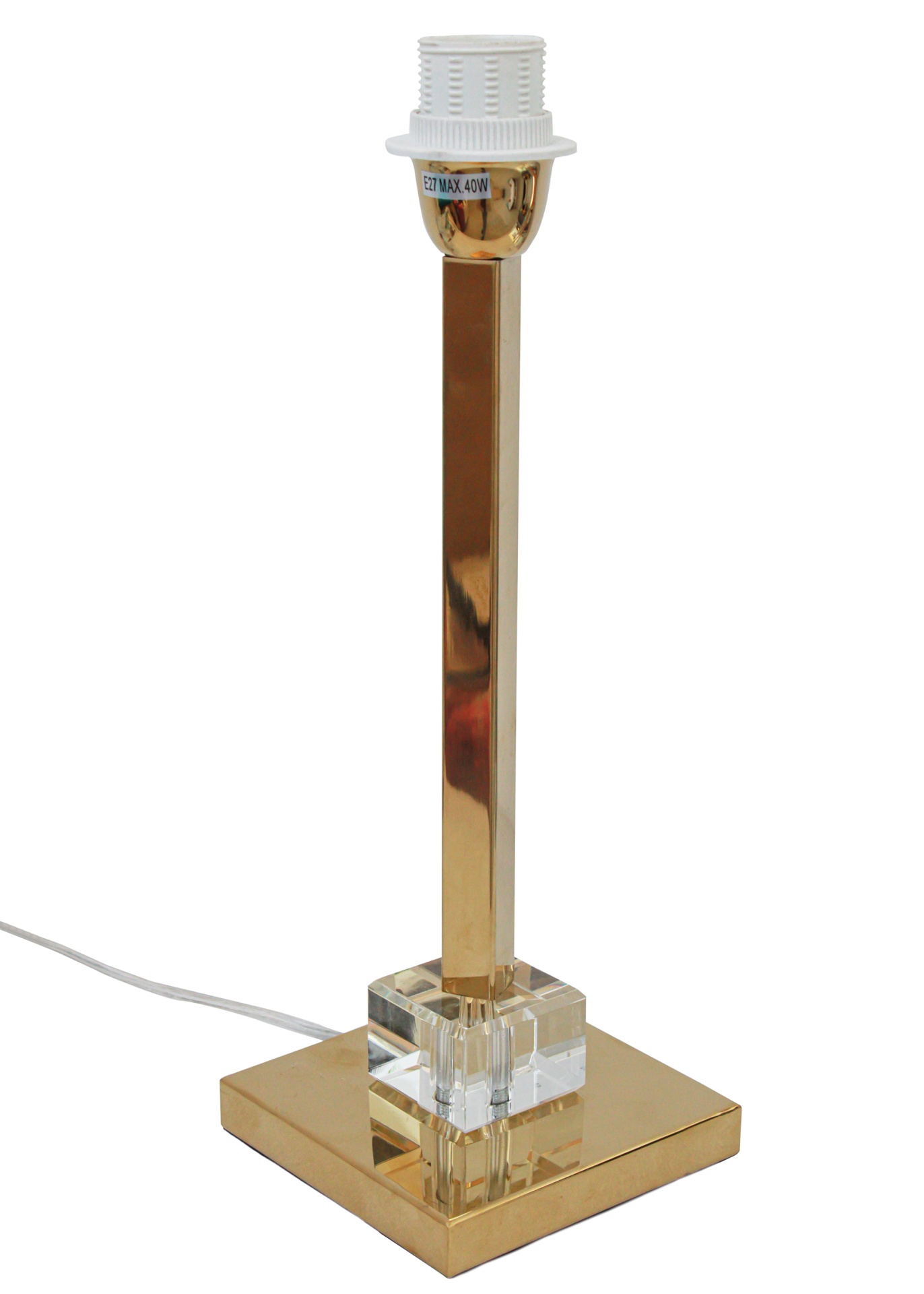 Candeeiro de mesa dourado com suporte branco para lâmpada e base quadrada.