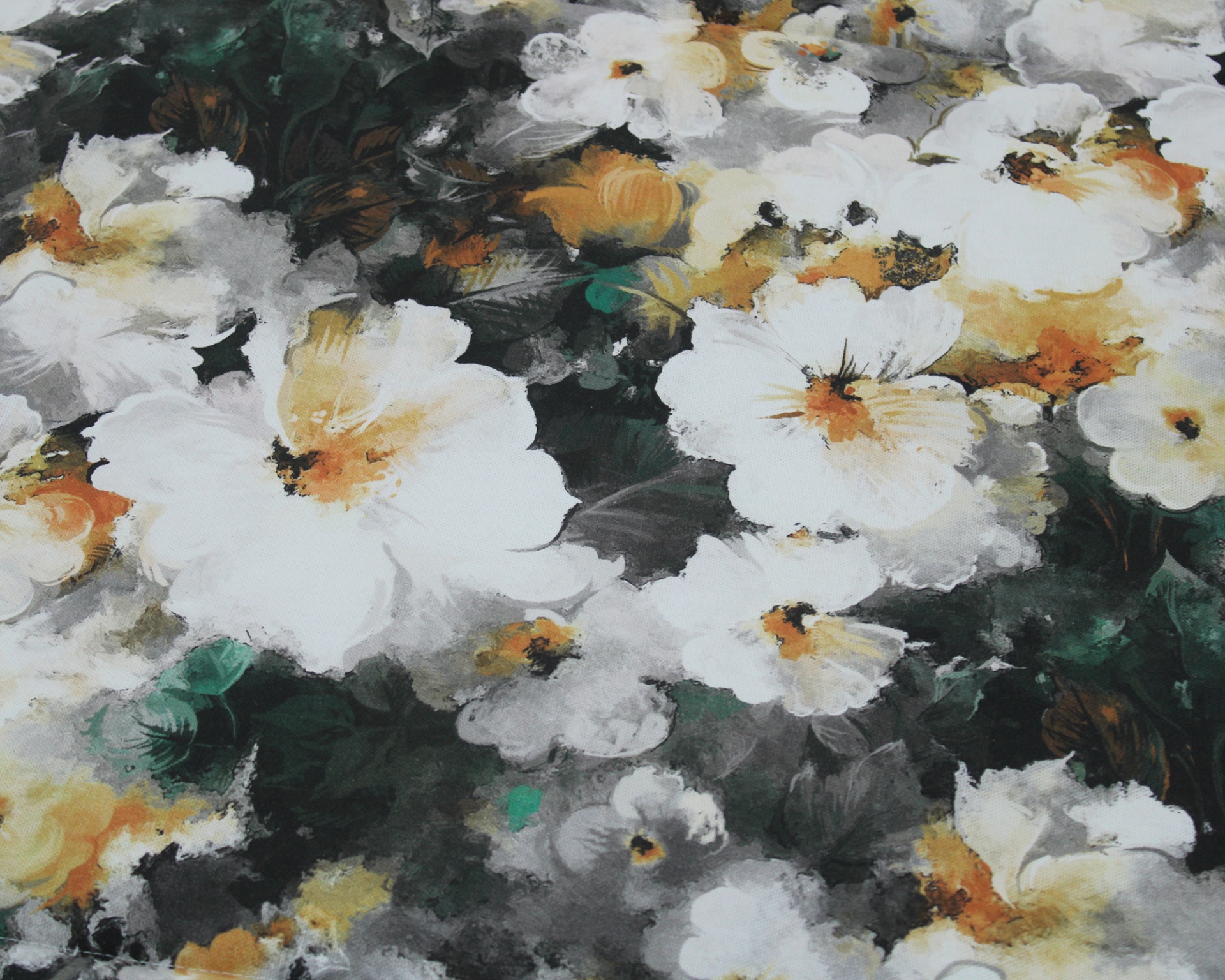 tecido com padrão floral branco e amarelo sobre fundo escuro