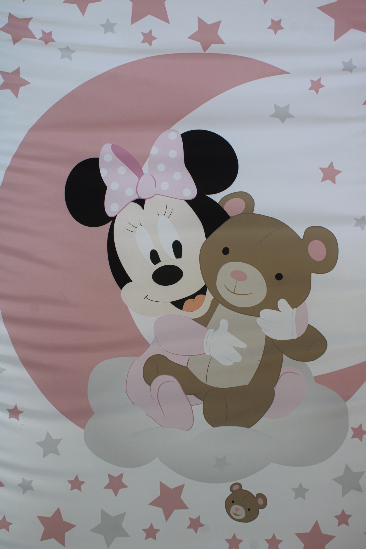 Estampa infantil Minnie Mouse com urso de pelúcia, lua e estrelas em tons cor de rosa e cinzento