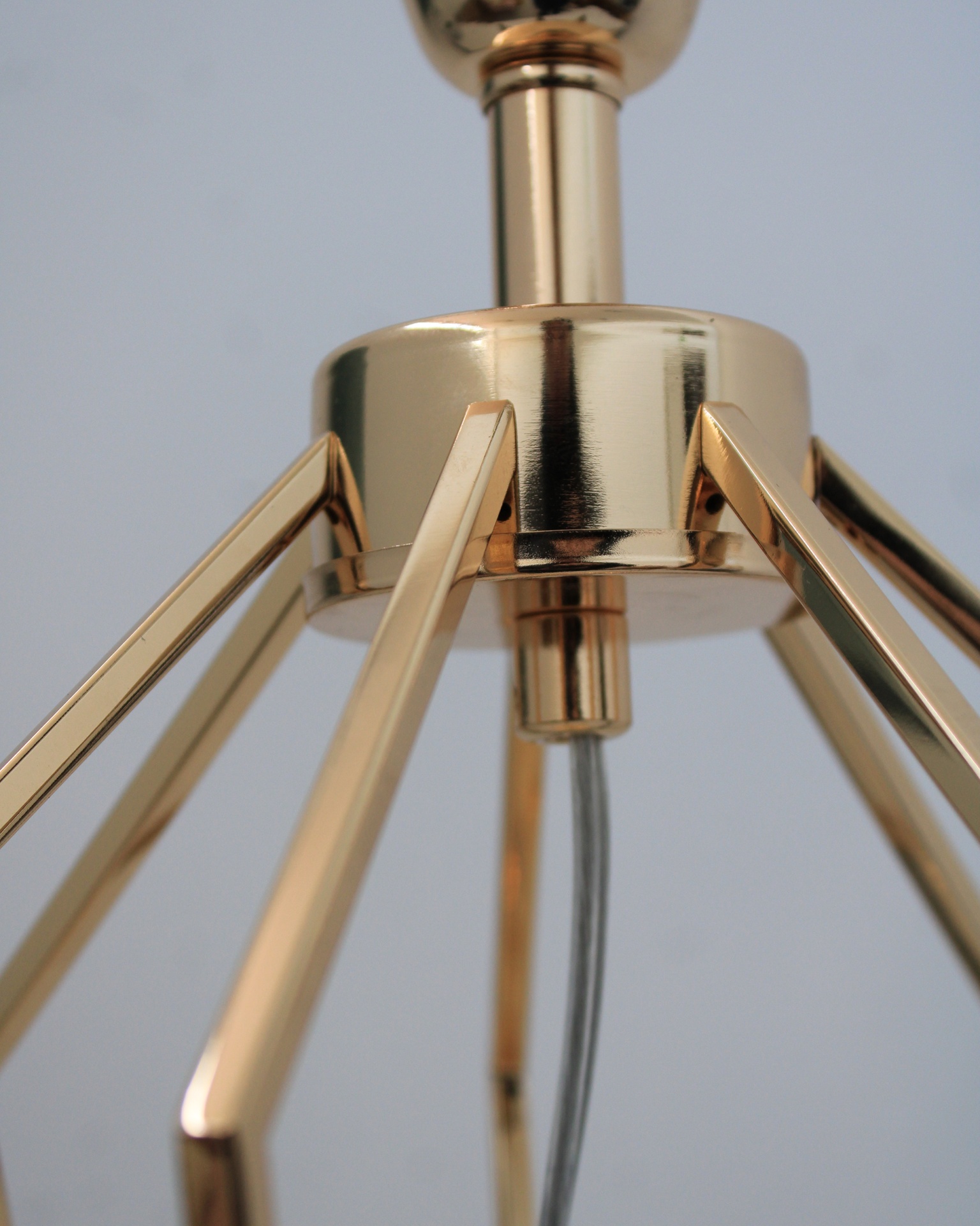 Candeeiro de suspensão de metal dourado com estrutura geométrica