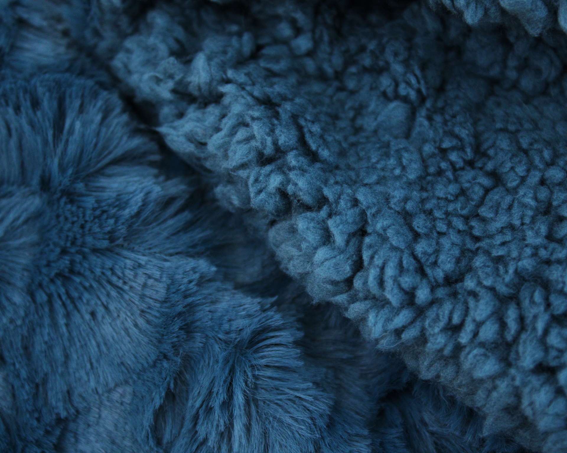 Tecido azul com texturas felpuda e pelúcia