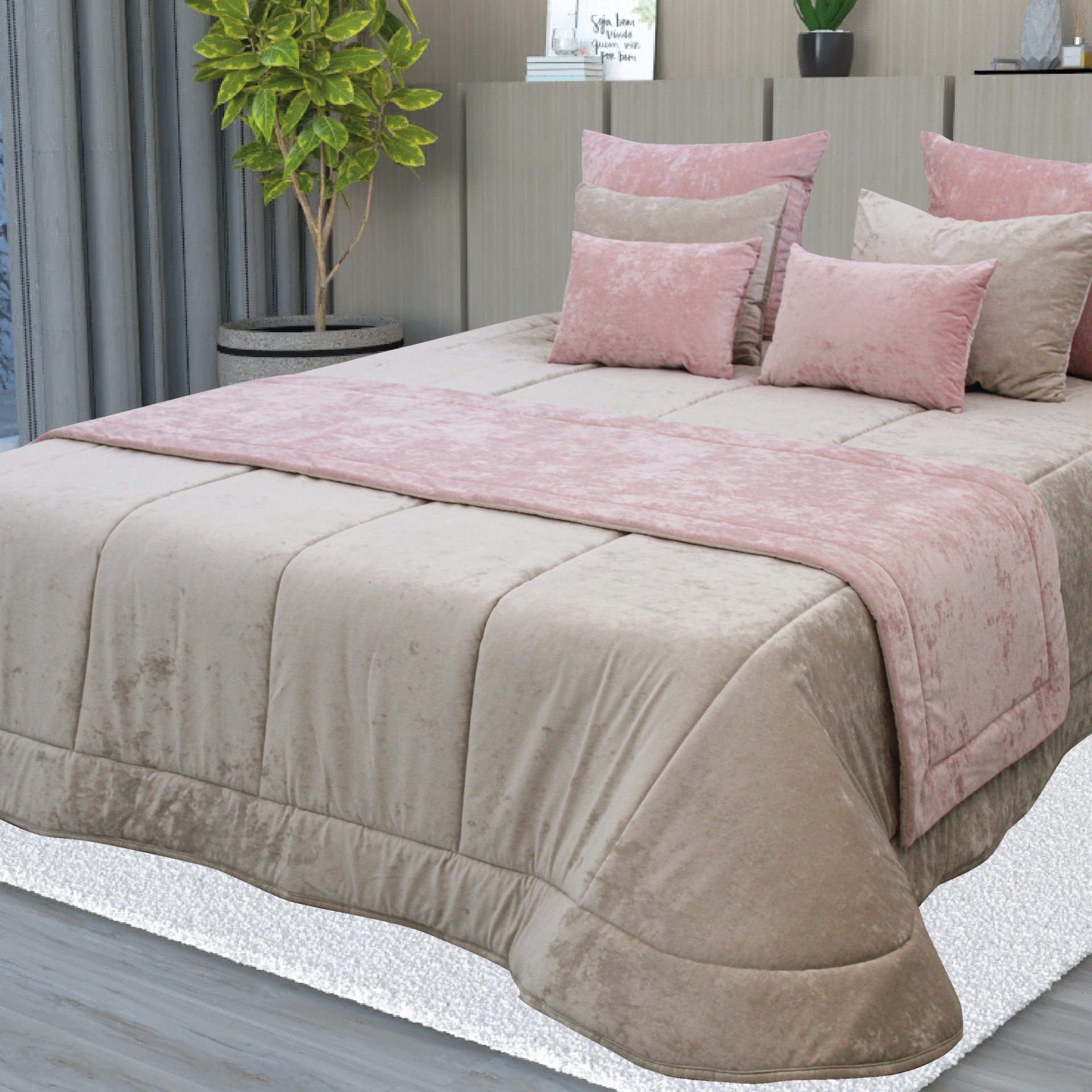 Conjunto de cama bege e rosa com textura aveludada e decoração de quarto