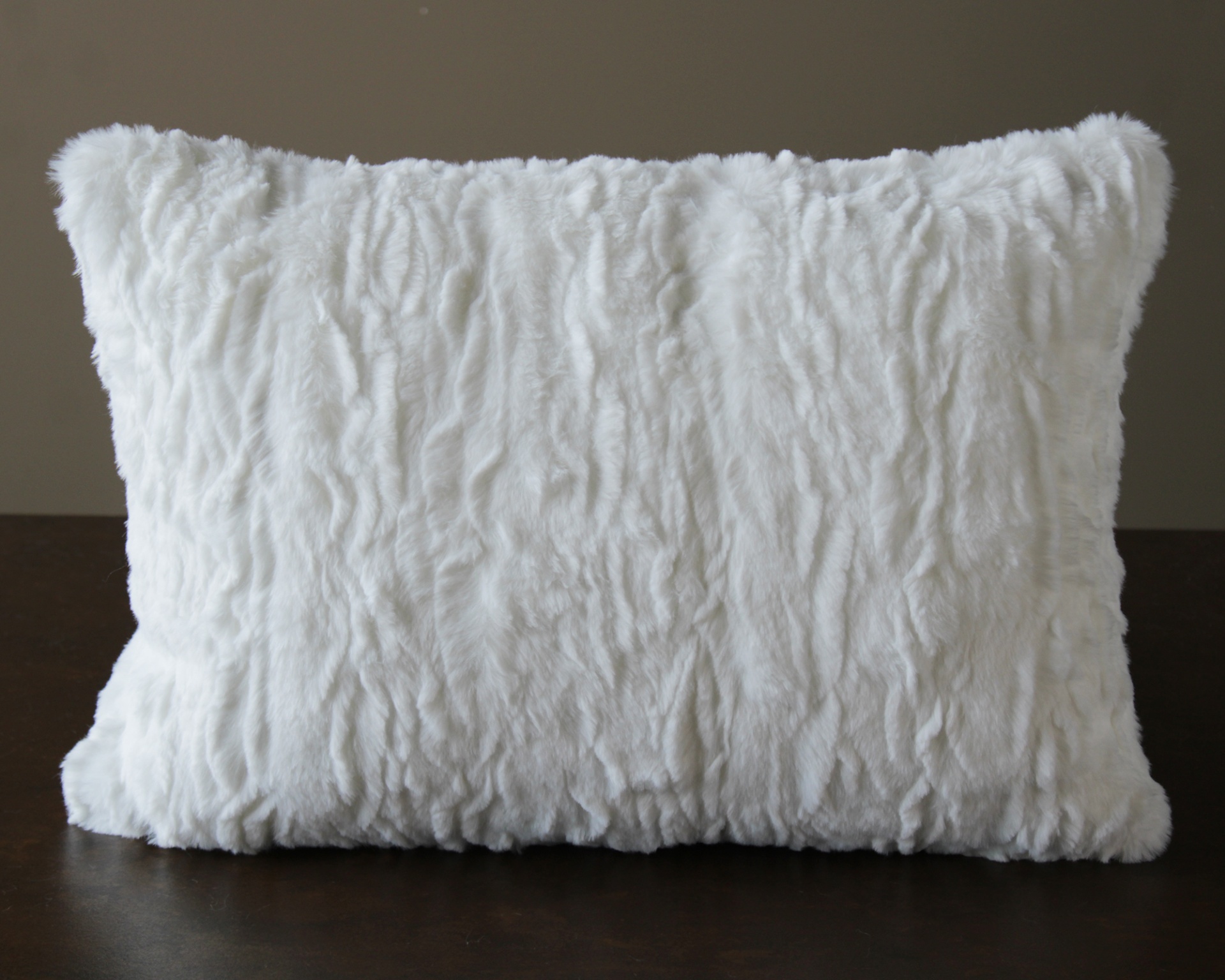 Almofada felpuda branca rectangular