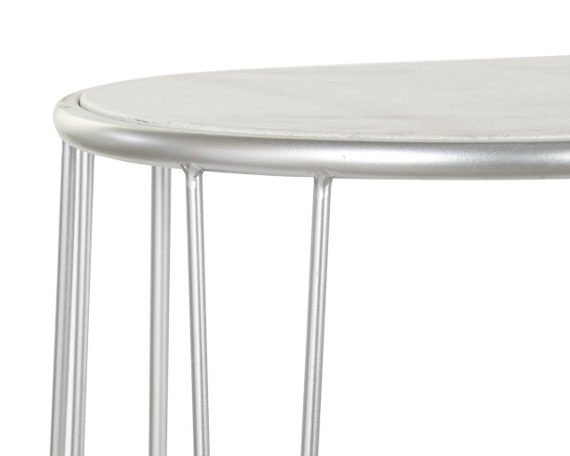 Mesa redonda em metal prata com pernas finas e cruzadas