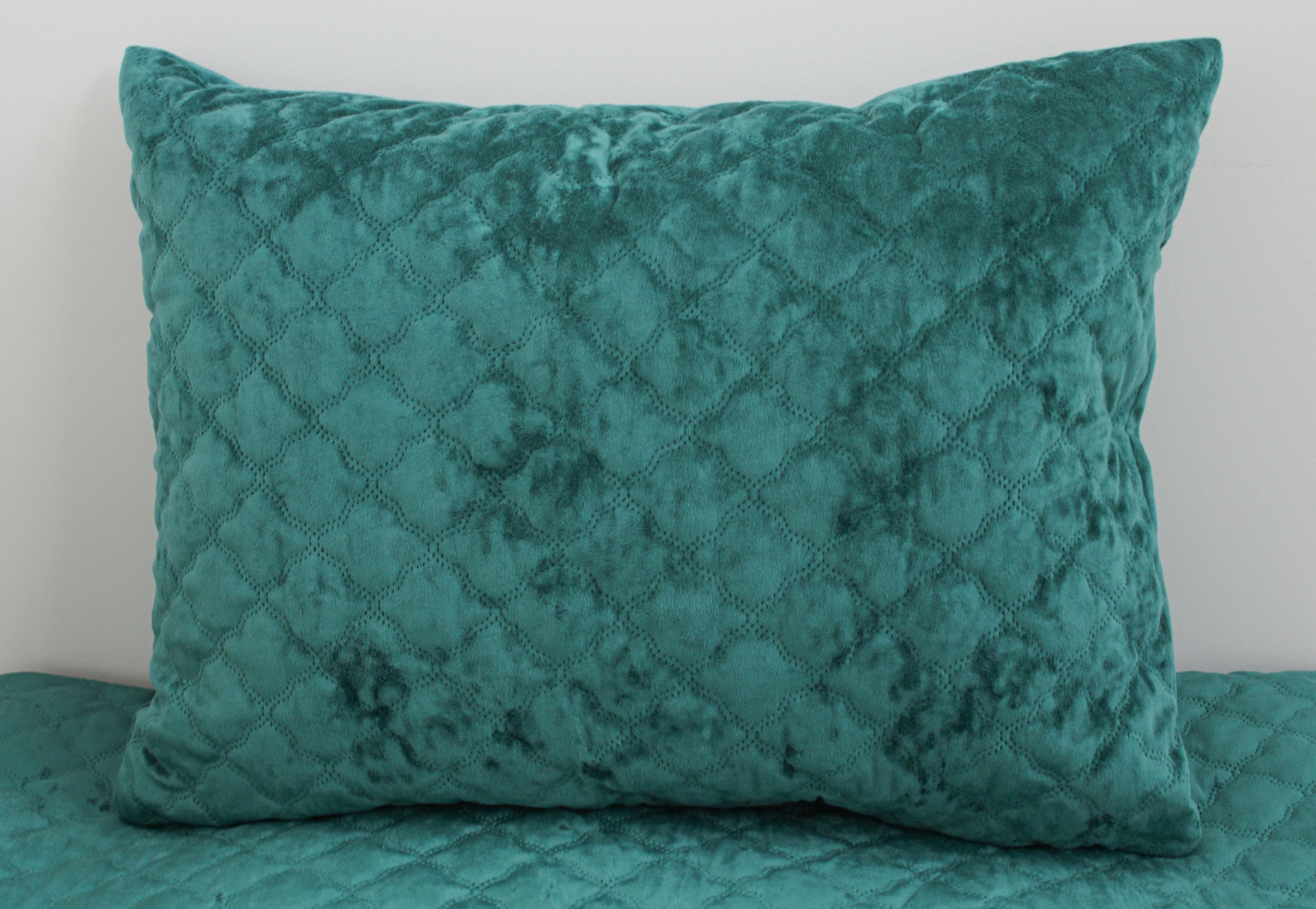 Almofada retangular verde água de veludo com padrão acolchoado