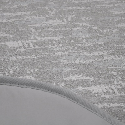 tecido cinzento com padrão abstrato texturizado e rebordo costurado