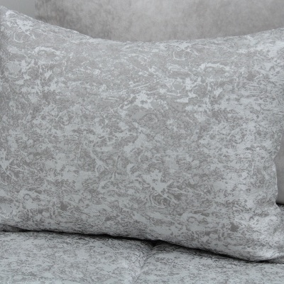 Travesseiro cinza claro com padrão floral texturizado