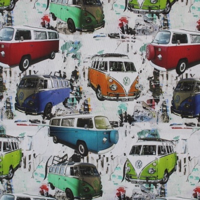Tecido com padrão de carrinhas VW coloridas sobre fundo branco